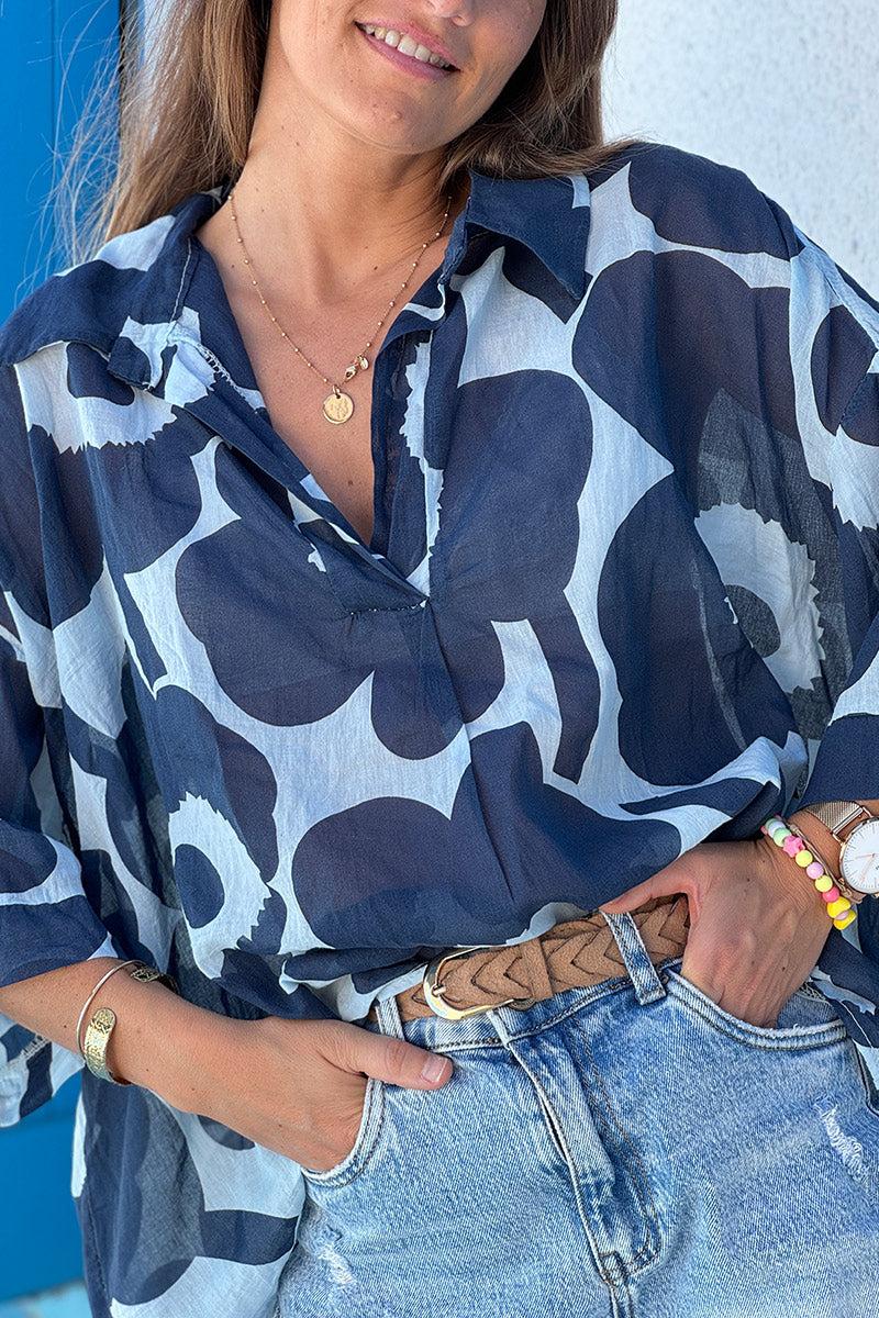 Blouse légère en voile de coton motifs grandes fleurs bleu marine col chemise v