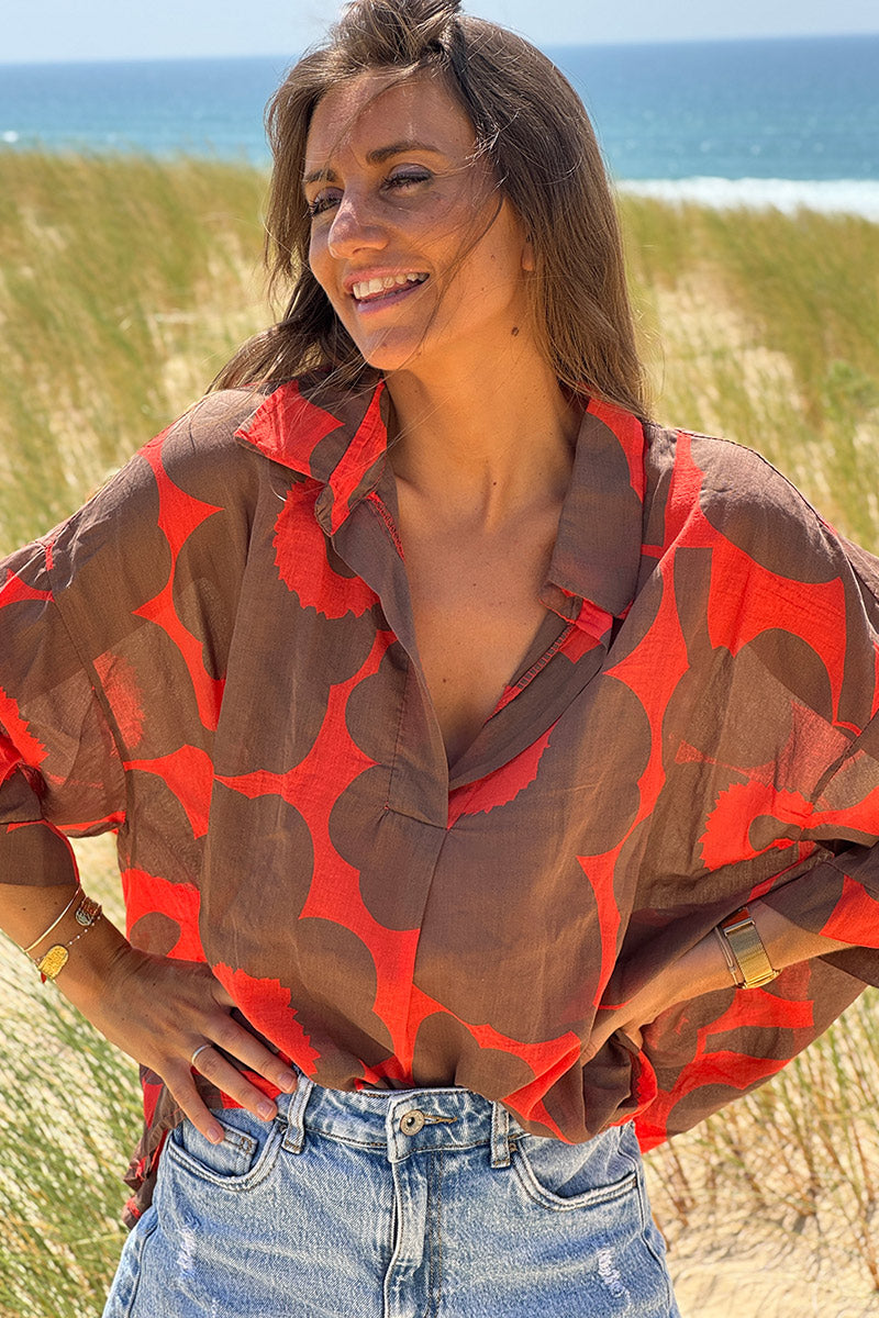 Blouse légère en voile de coton orange motifs grandes fleurs marron col chemise v