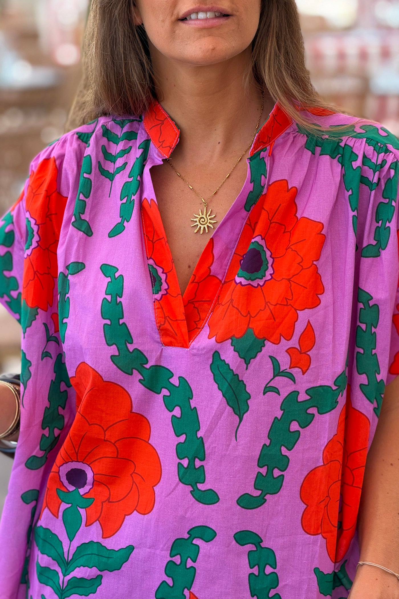 Blouse lilas grosses fleurs corail col v