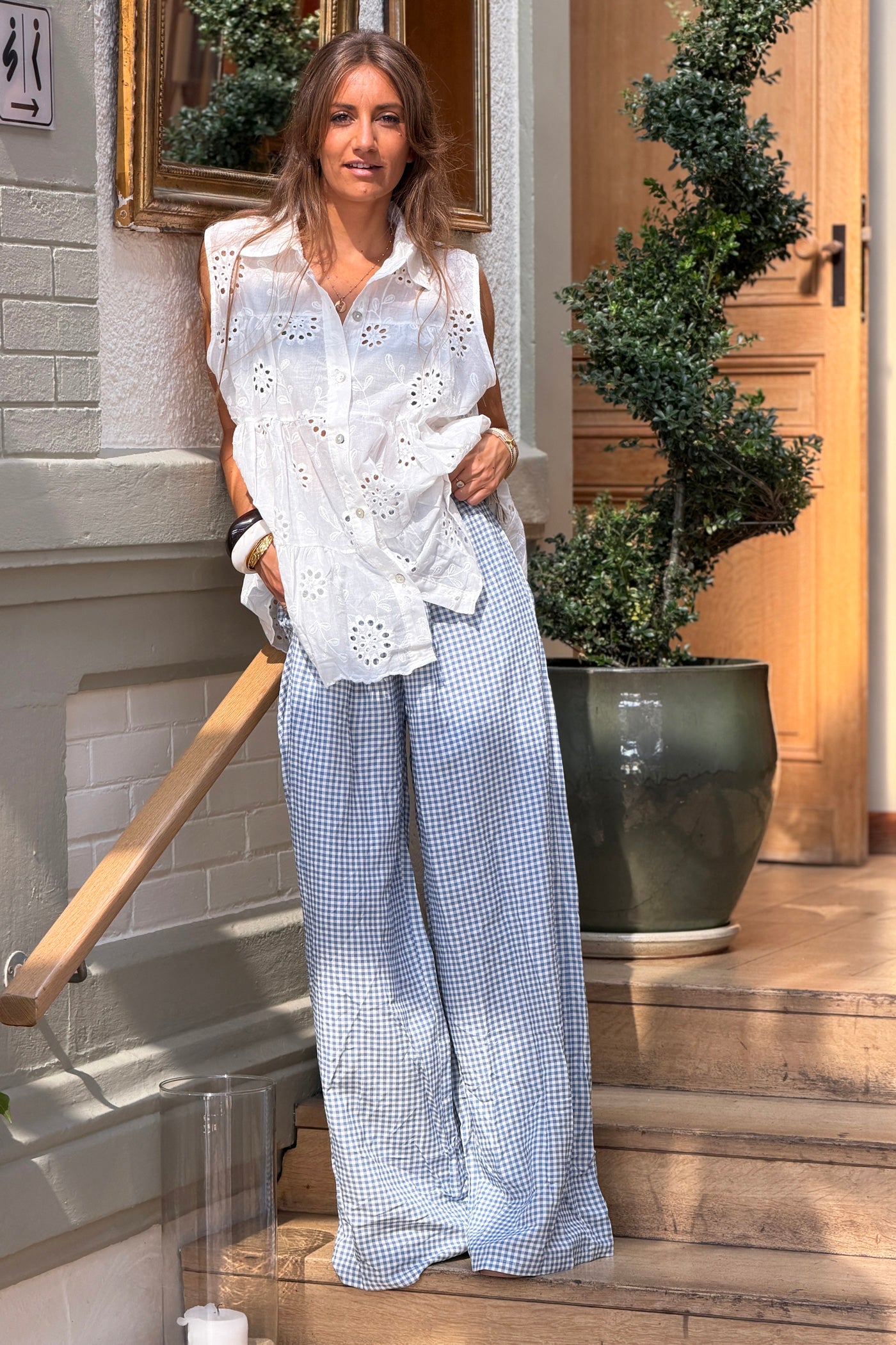 Blouse sans manches blanche à boutons fleurs en broderie anglaise