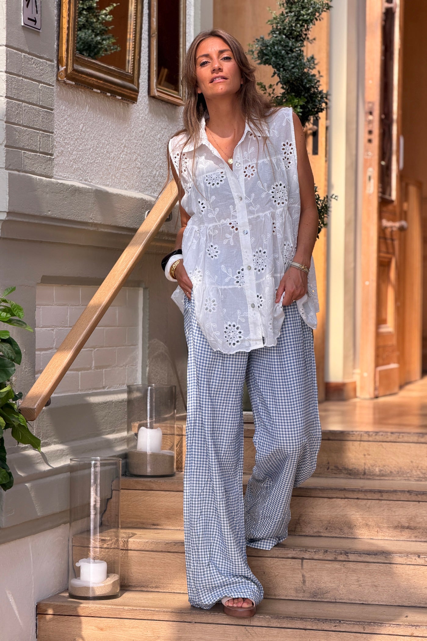 Blouse sans manches blanche à boutons fleurs en broderie anglaise