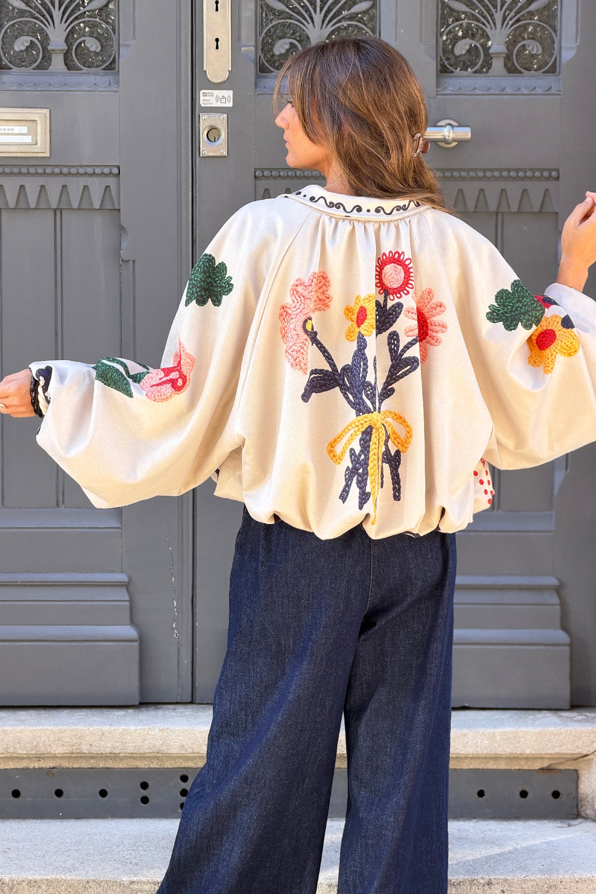 Blouson veste ballon beige en suédine imprimé effet broderie fleurs colorées et zip