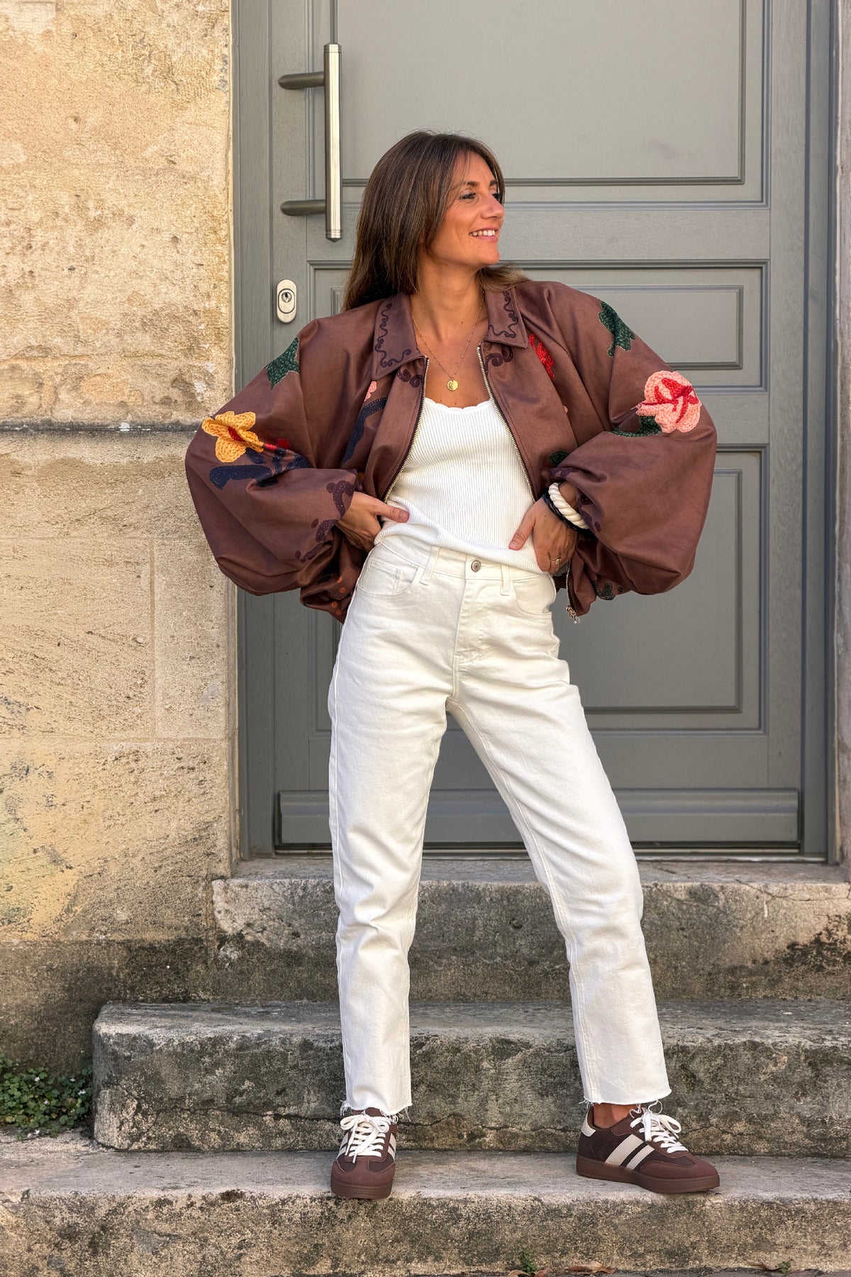 Blouson veste ballon marron en suédine imprimé effet broderie fleurs colorées et zip
