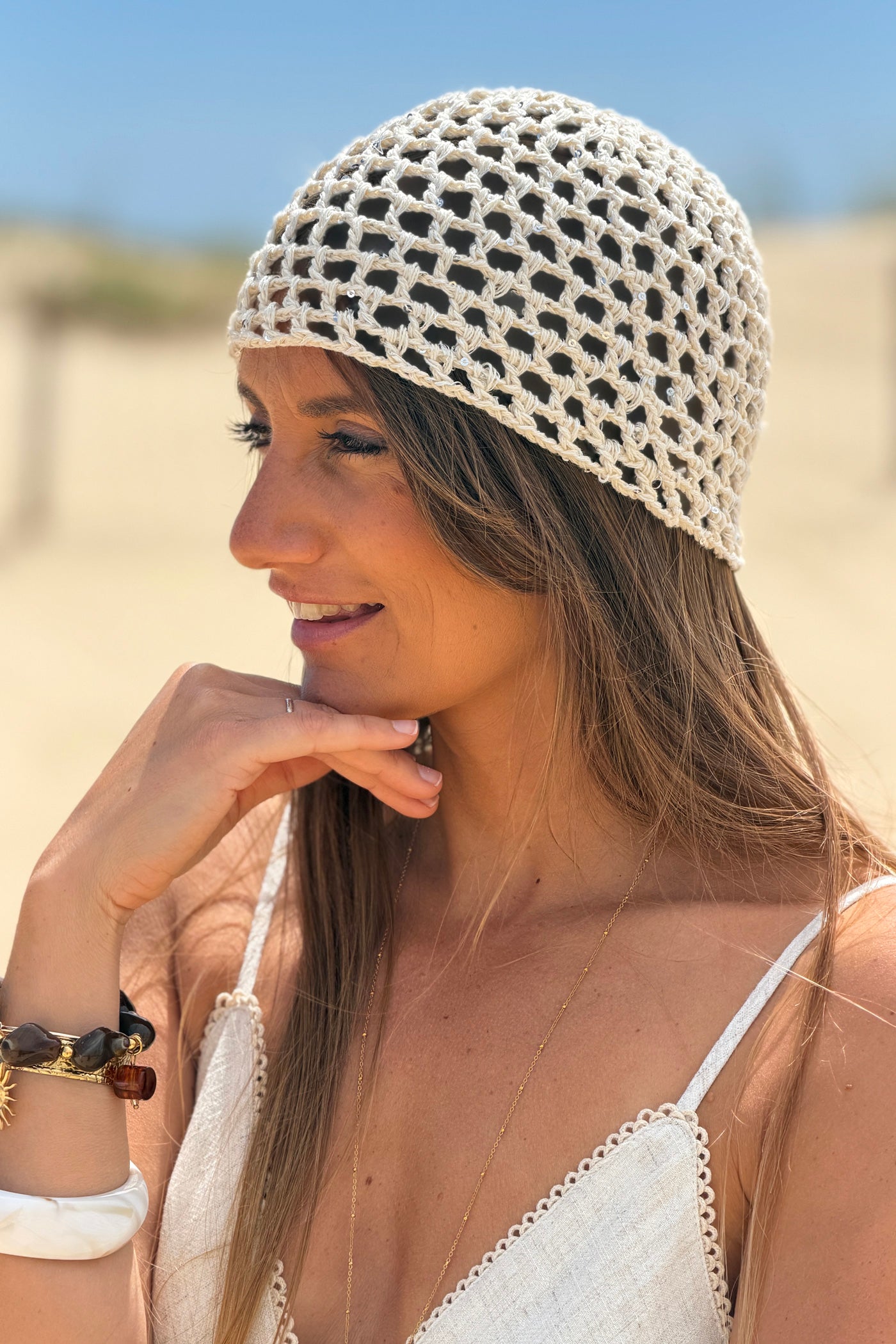 Bonnet en crochet écru avec sequins style bohème