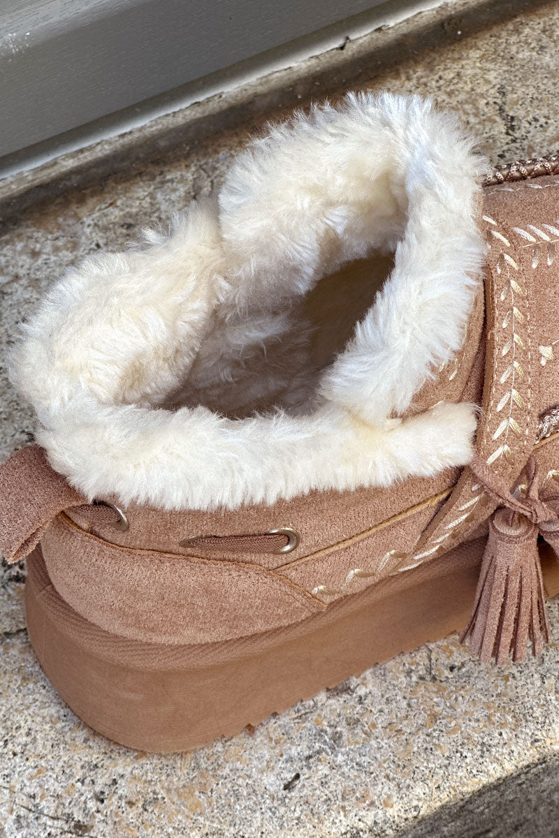 Boots fourrées beige à broderie dorée et pompons avec semelle plateforme