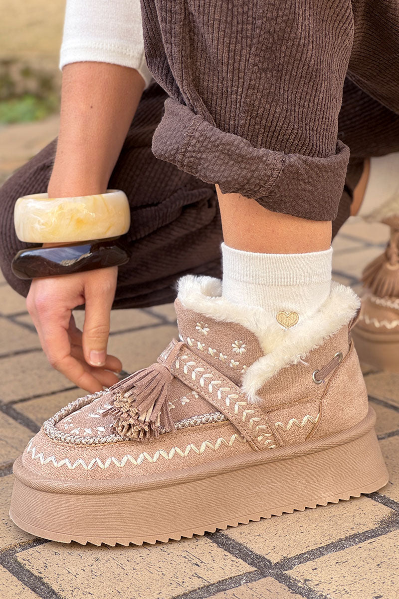Boots fourrées beige à broderie dorée et pompons avec semelle plateforme