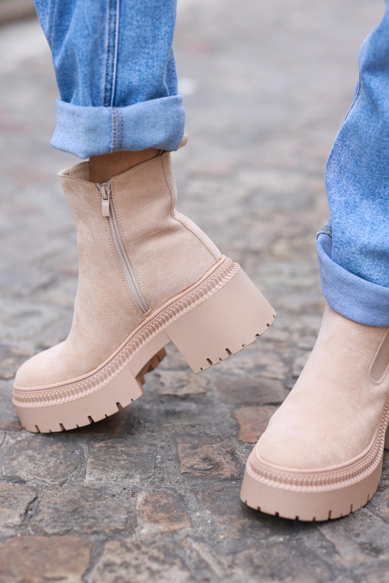 Bottines chelsea en suédine beige à talon crantes