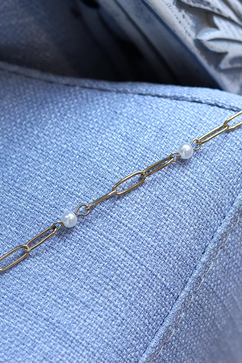 Pulsera de cadena de malla dorada y cuentas nacaradas blancas