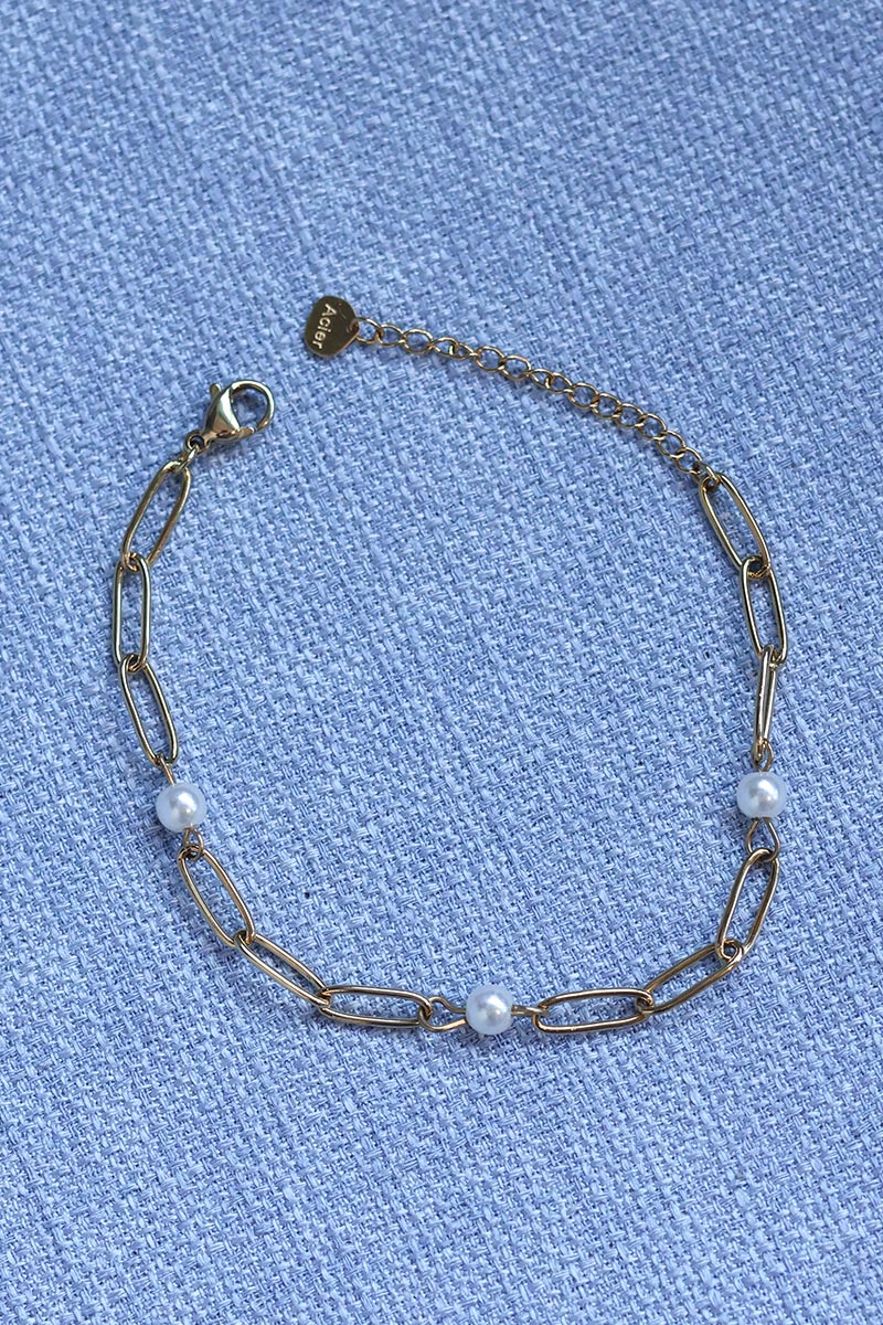 Pulsera de cadena de malla dorada y cuentas nacaradas blancas