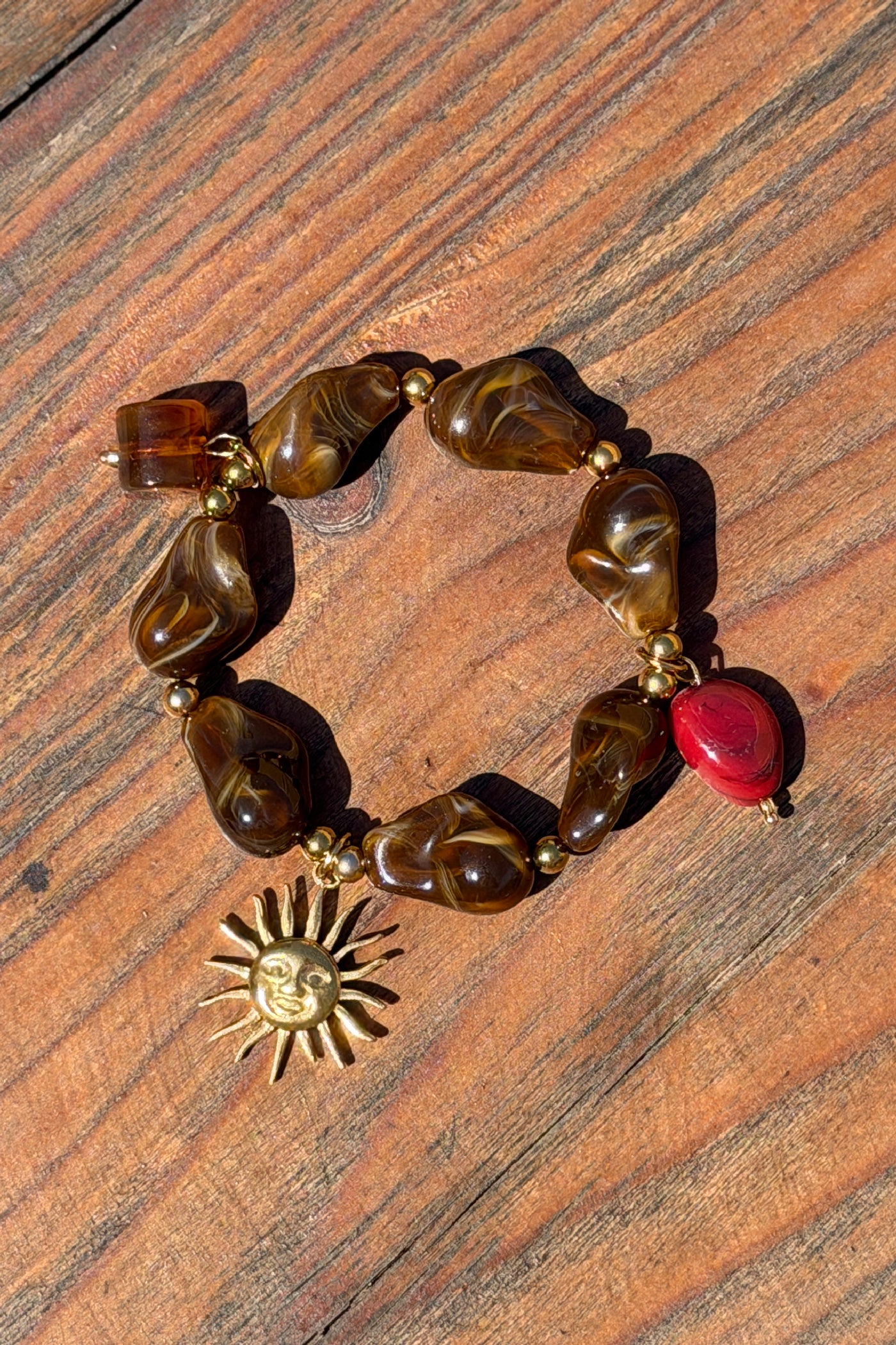 Bracelet élastique effet pierre marbrée marron breloque soleil et bordeaux