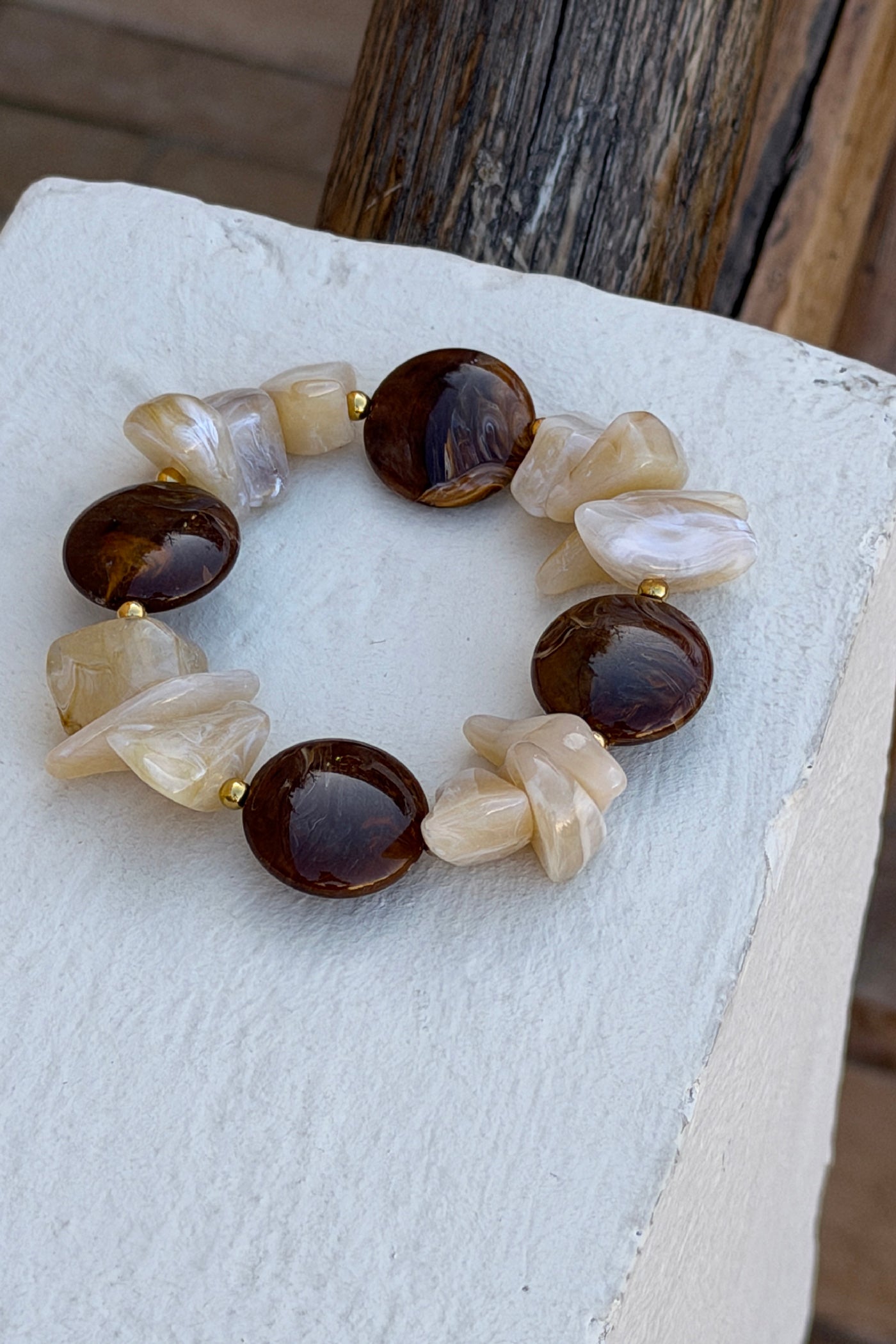 Bracelet élastique perles en résine irrégulière effet pierre marbrée marron et beige