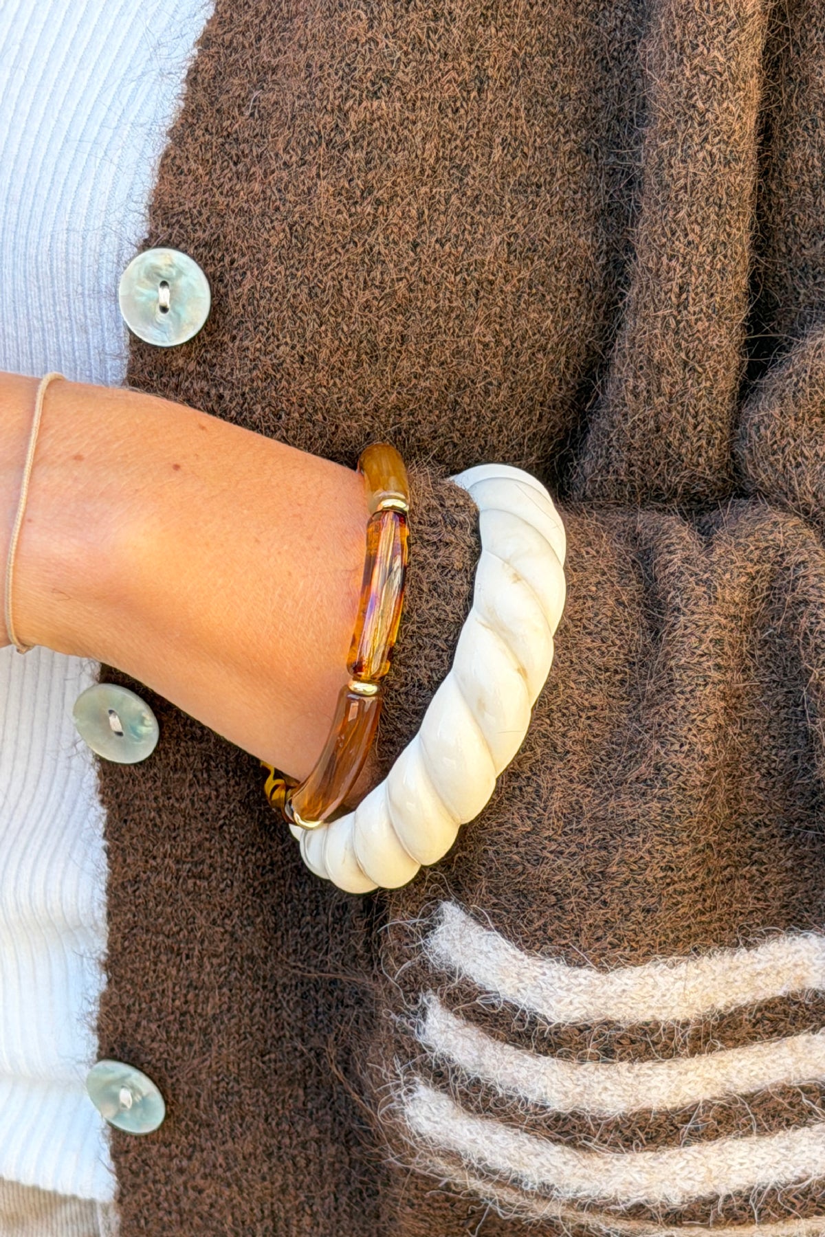 Bracelet élastique perles longues en résine marron écaille et léopard