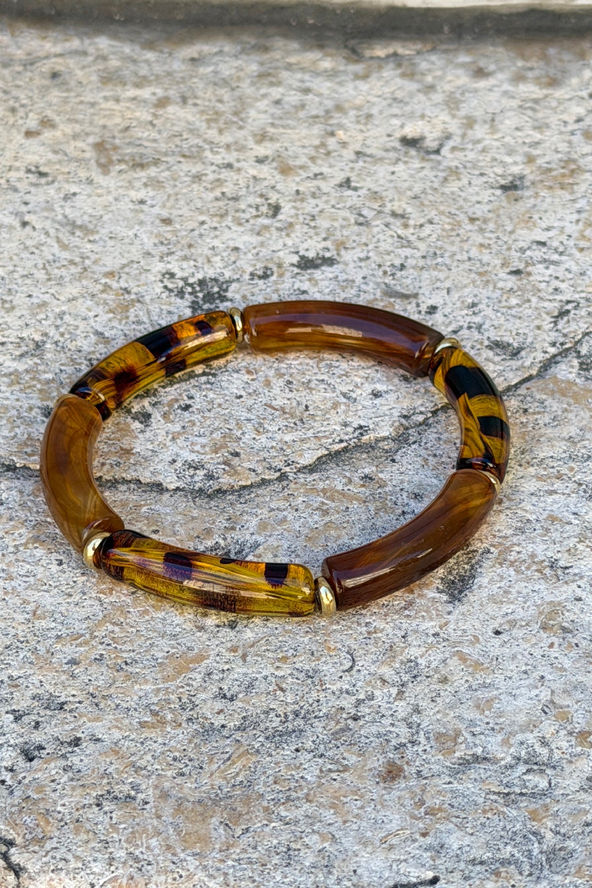 Bracelet élastique perles longues en résine marron écaille et léopard