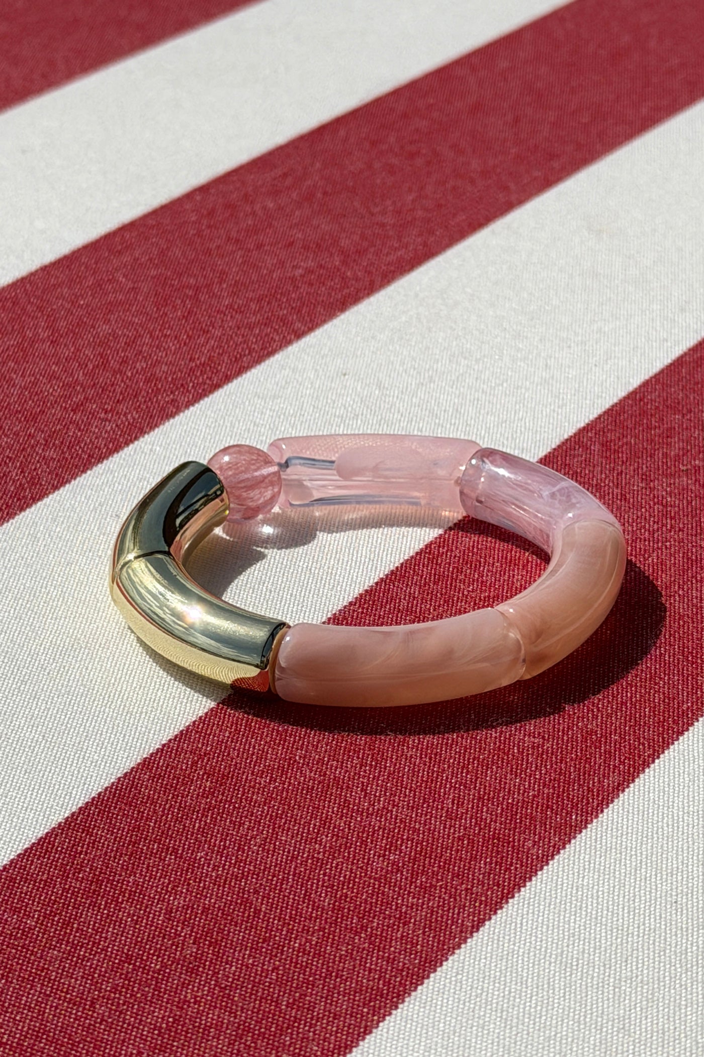 Bracelet élastique style jonc en perles acetate rose pâle et dorées
