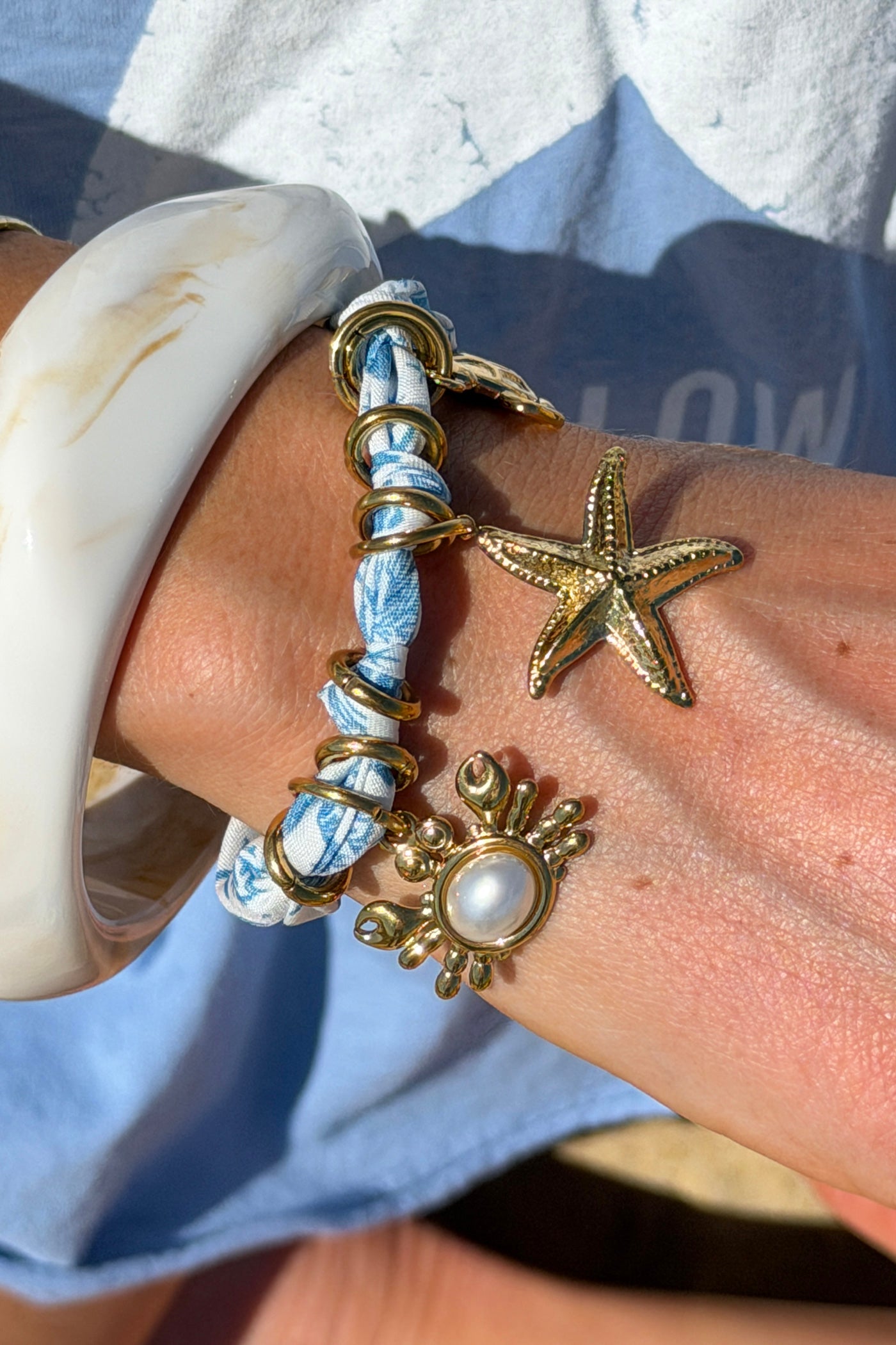 Bracelet en tissu blanc imprimé coquillage breloque crabe mer