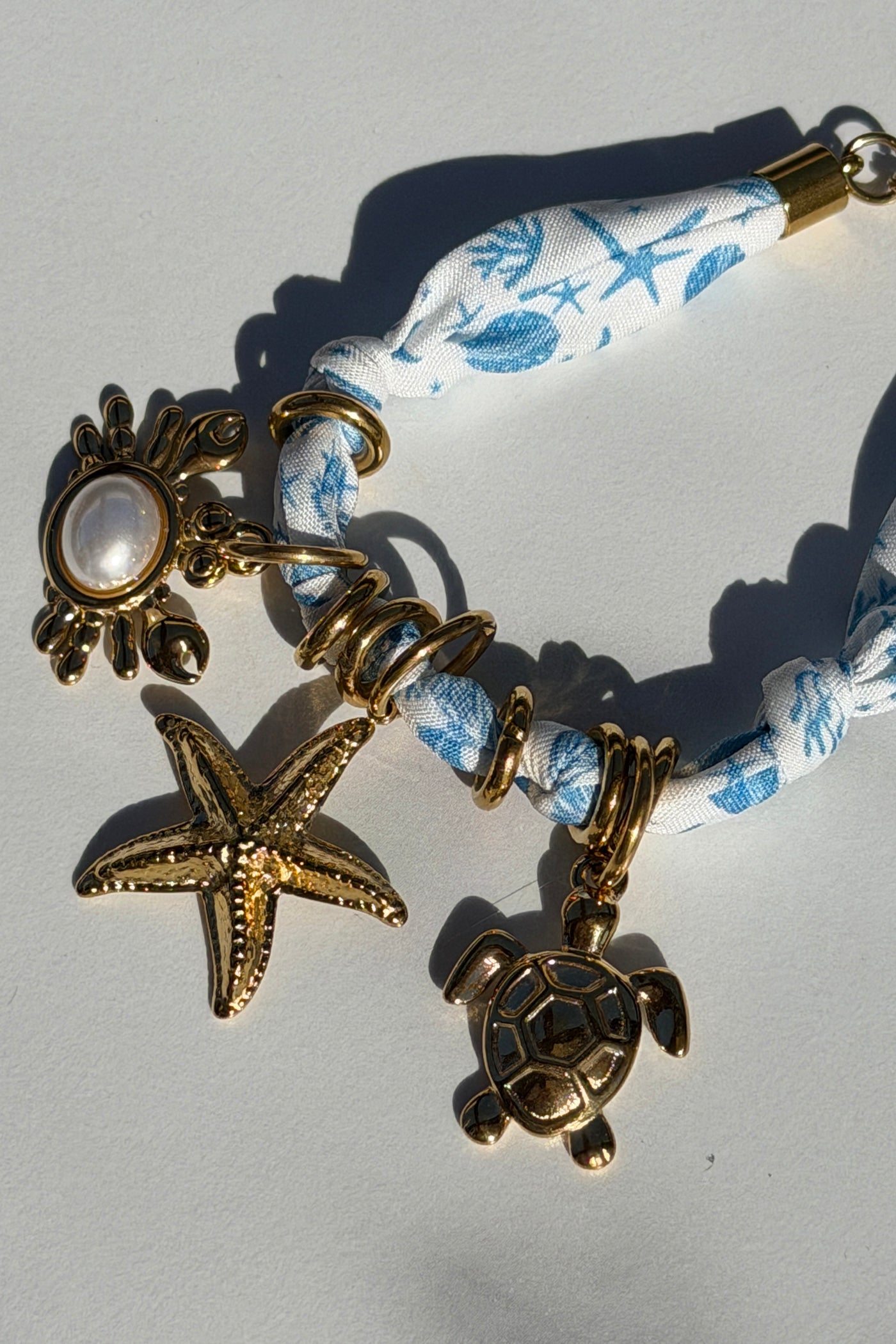 Bracelet en tissu blanc imprimé coquillage breloque crabe mer
