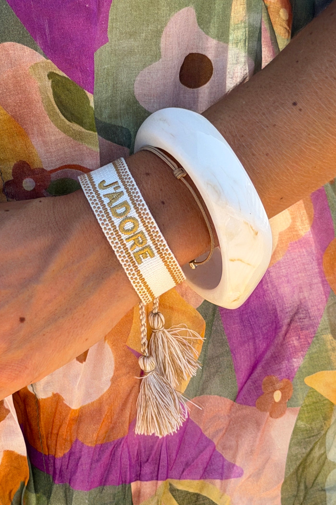 Bracelet en tissu blanc réglable avec pompons broderie J'adore camel et doré