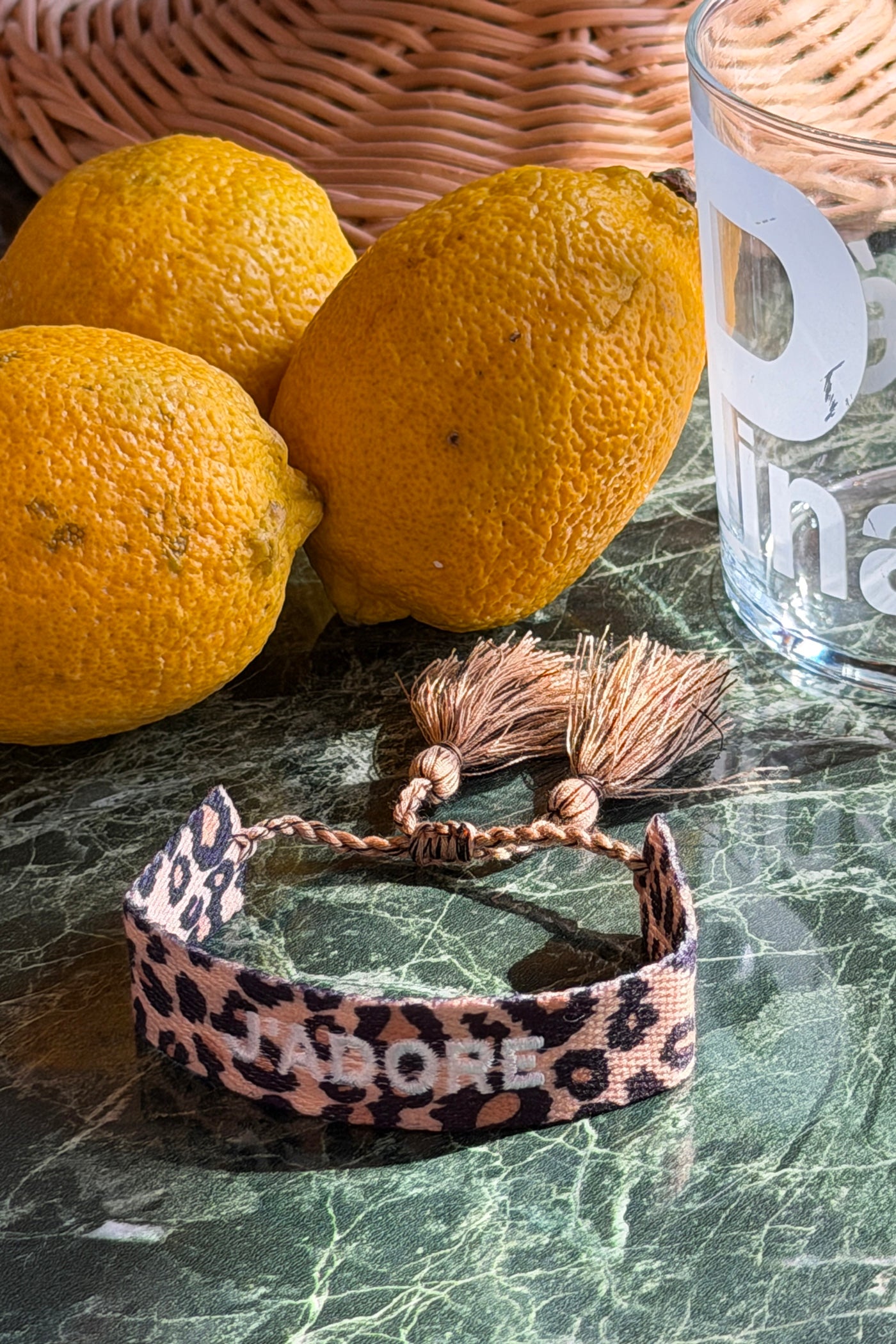 Bracelet en tissu imprimé léopard réglable avec pompons broderie J'adore blanc