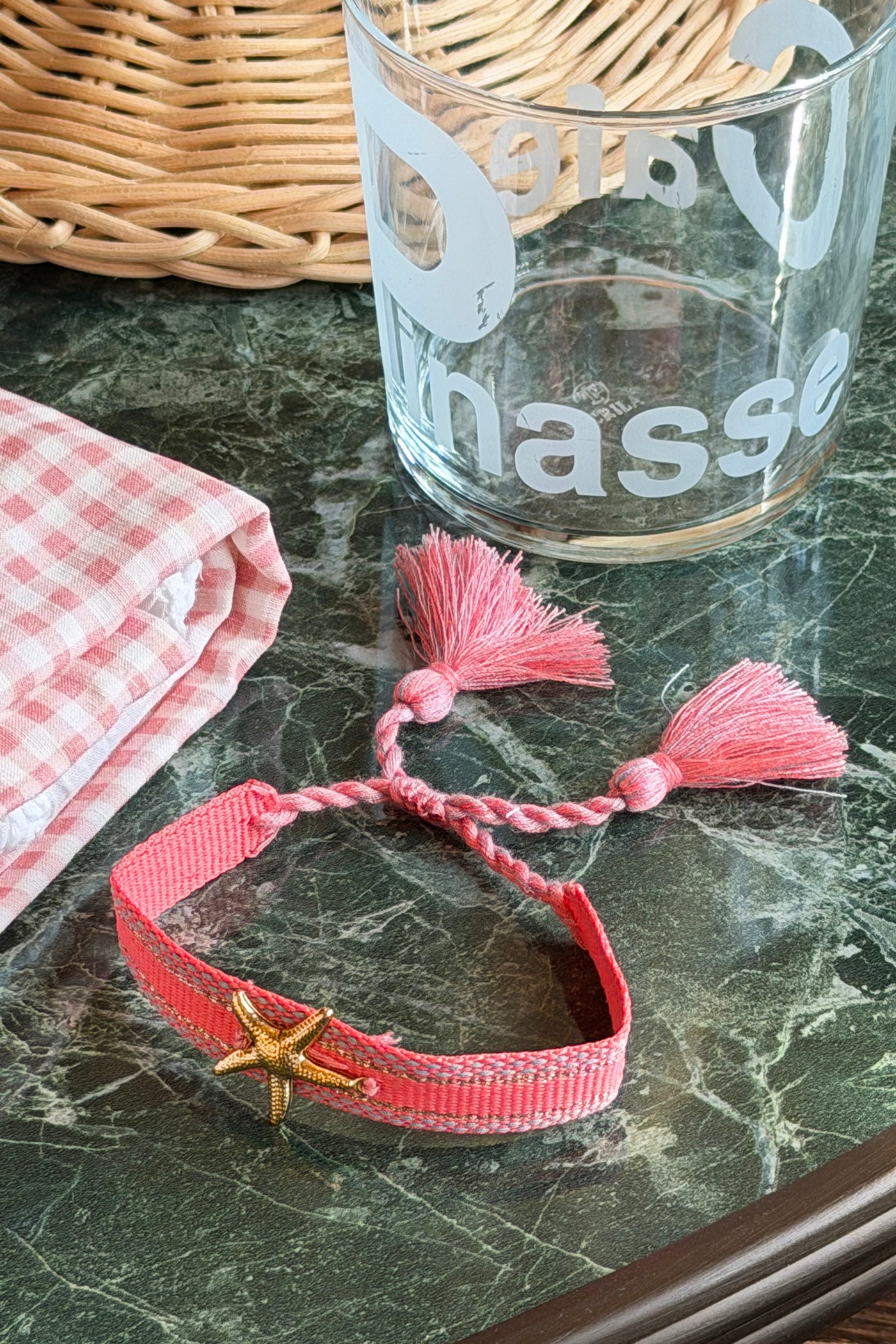 Bracelet en tissu rose corail réglable avec pompons breloque Etoile de mer dorée
