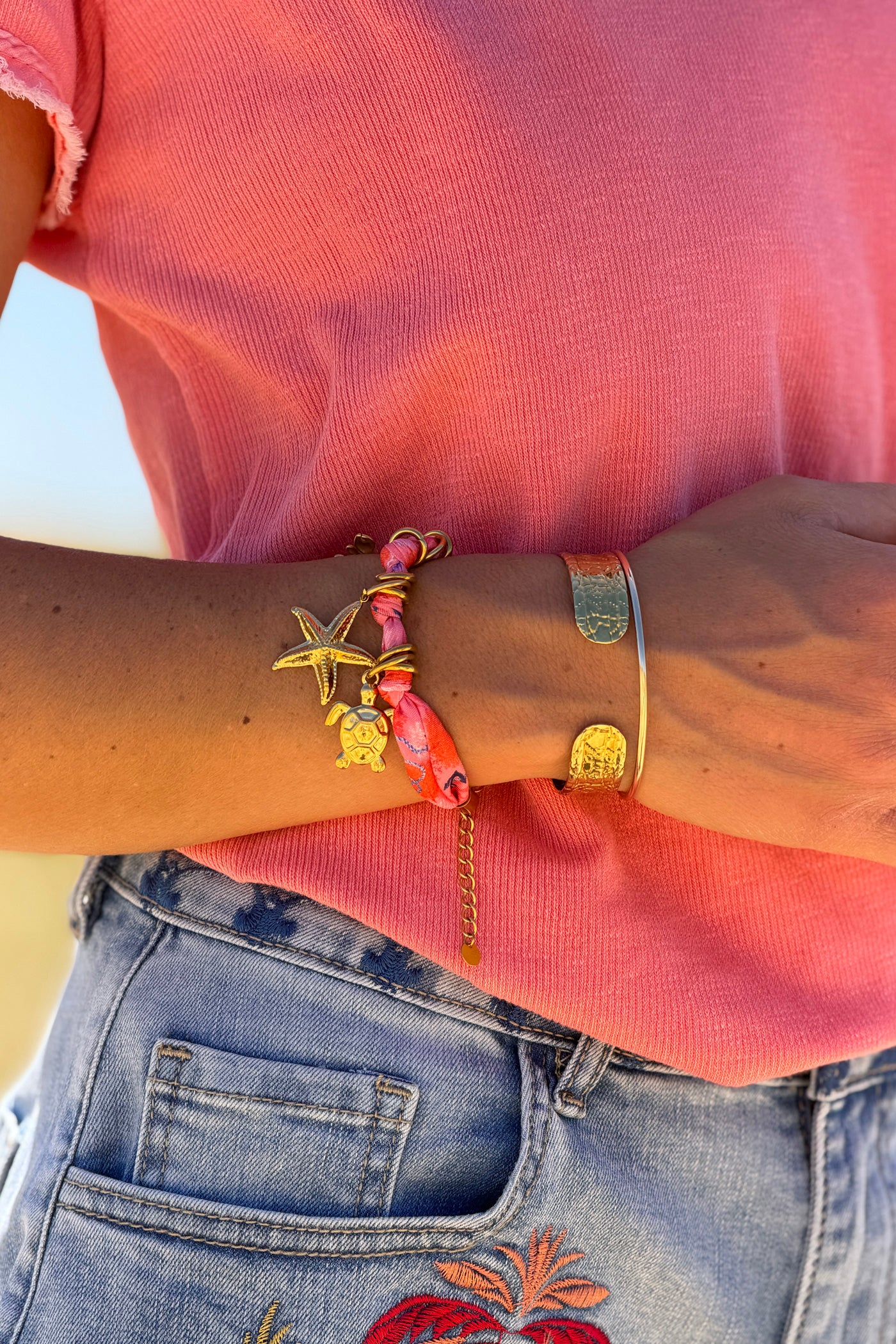 Bracelet en tissu rose imprimé coquillage breloque crabe mer