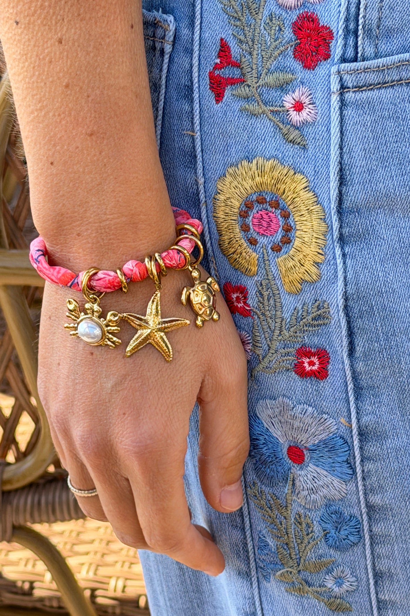 Bracelet en tissu rose imprimé coquillage breloque crabe mer