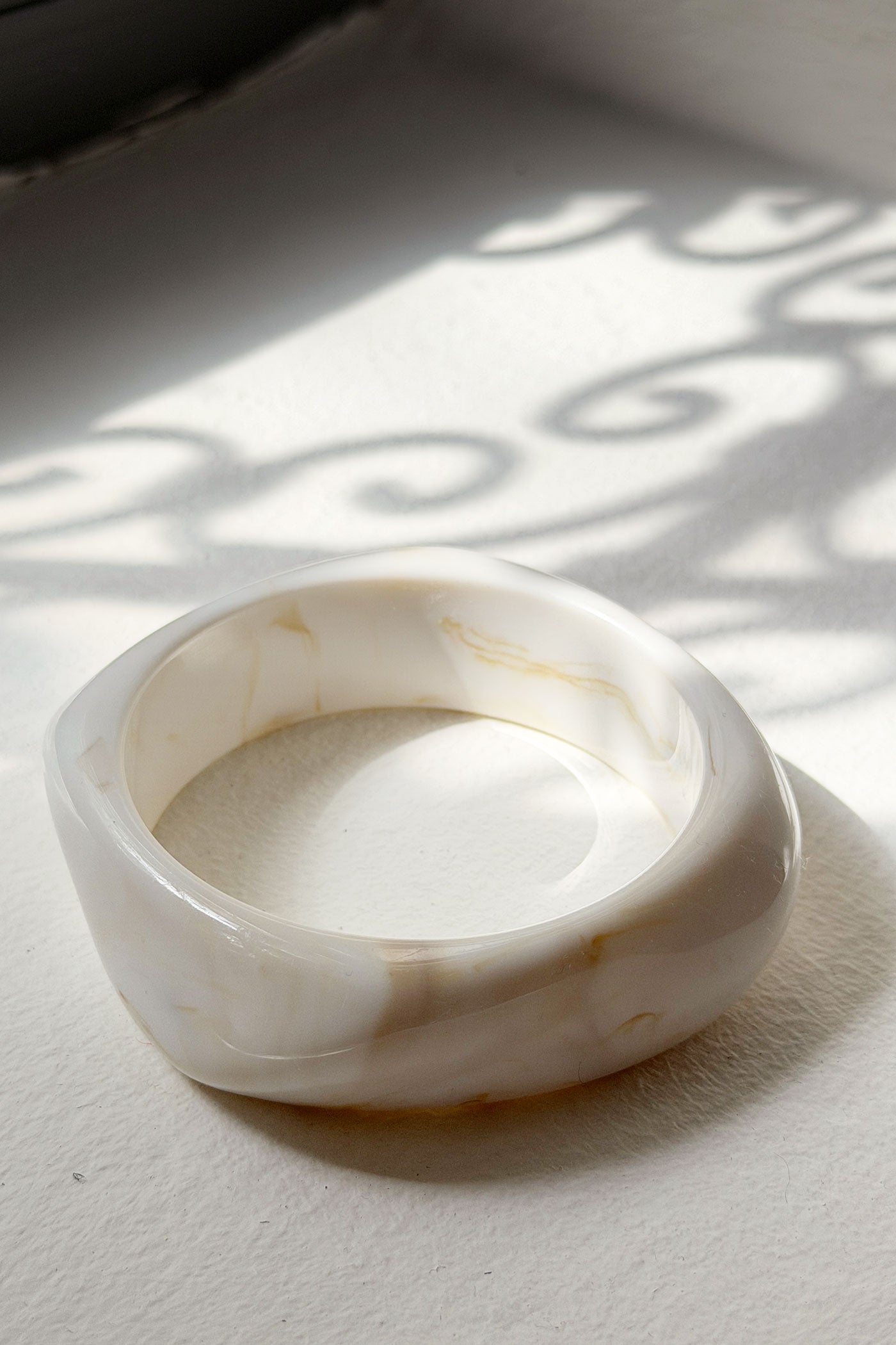 Bracelet jonc en résine marbré blanc