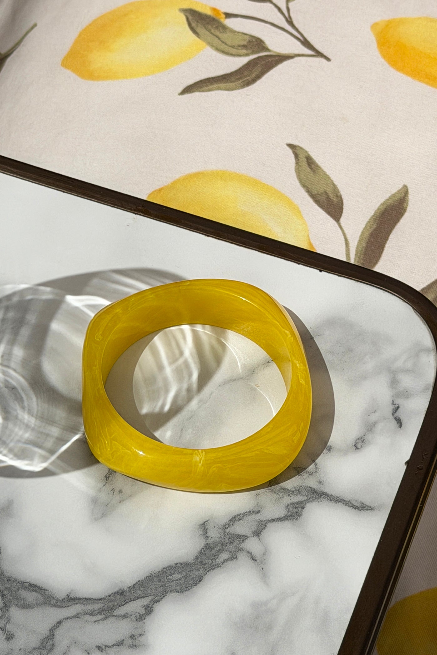 Bracelet jonc en résine marbré jaune