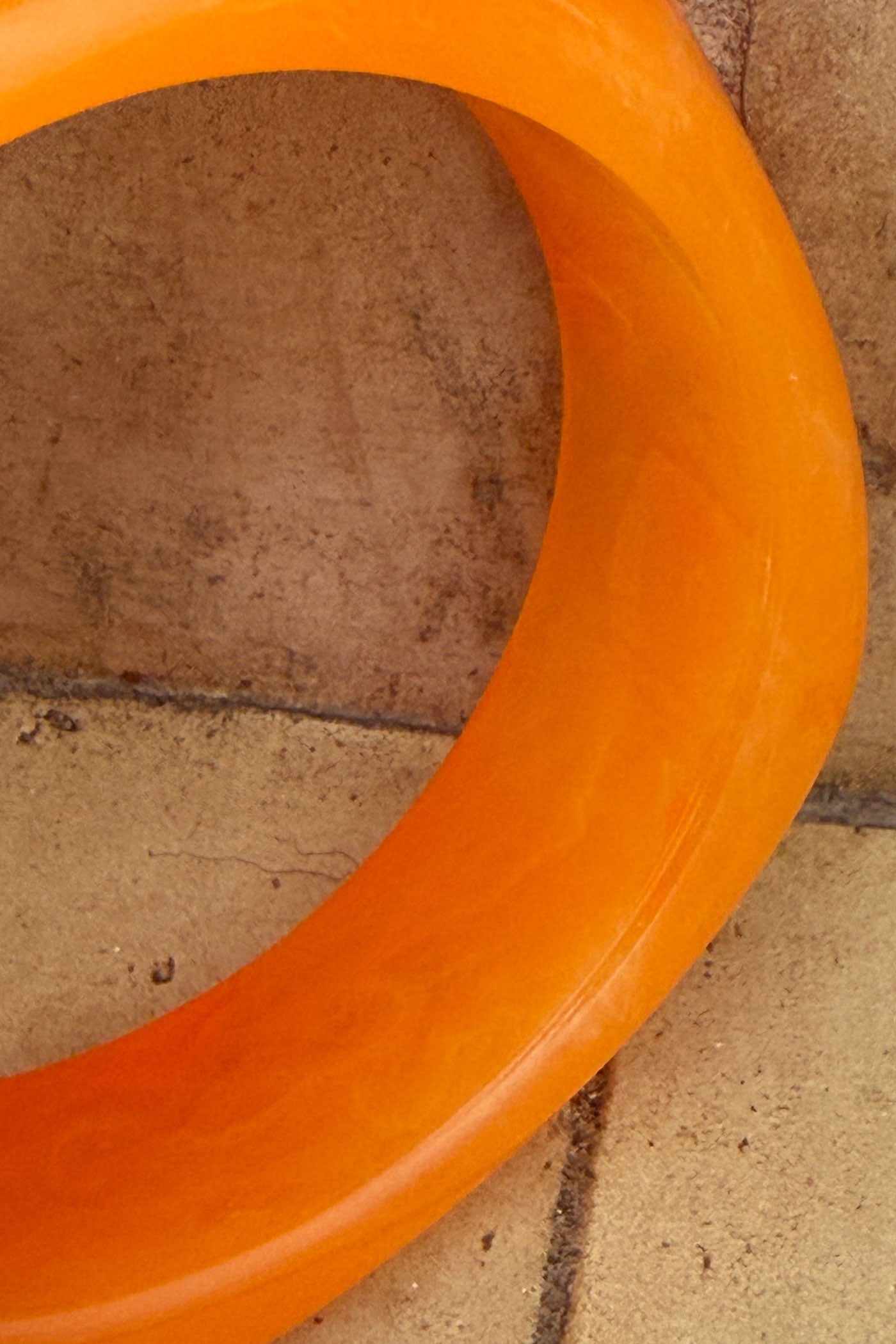 Bracelet jonc en résine marbré orange