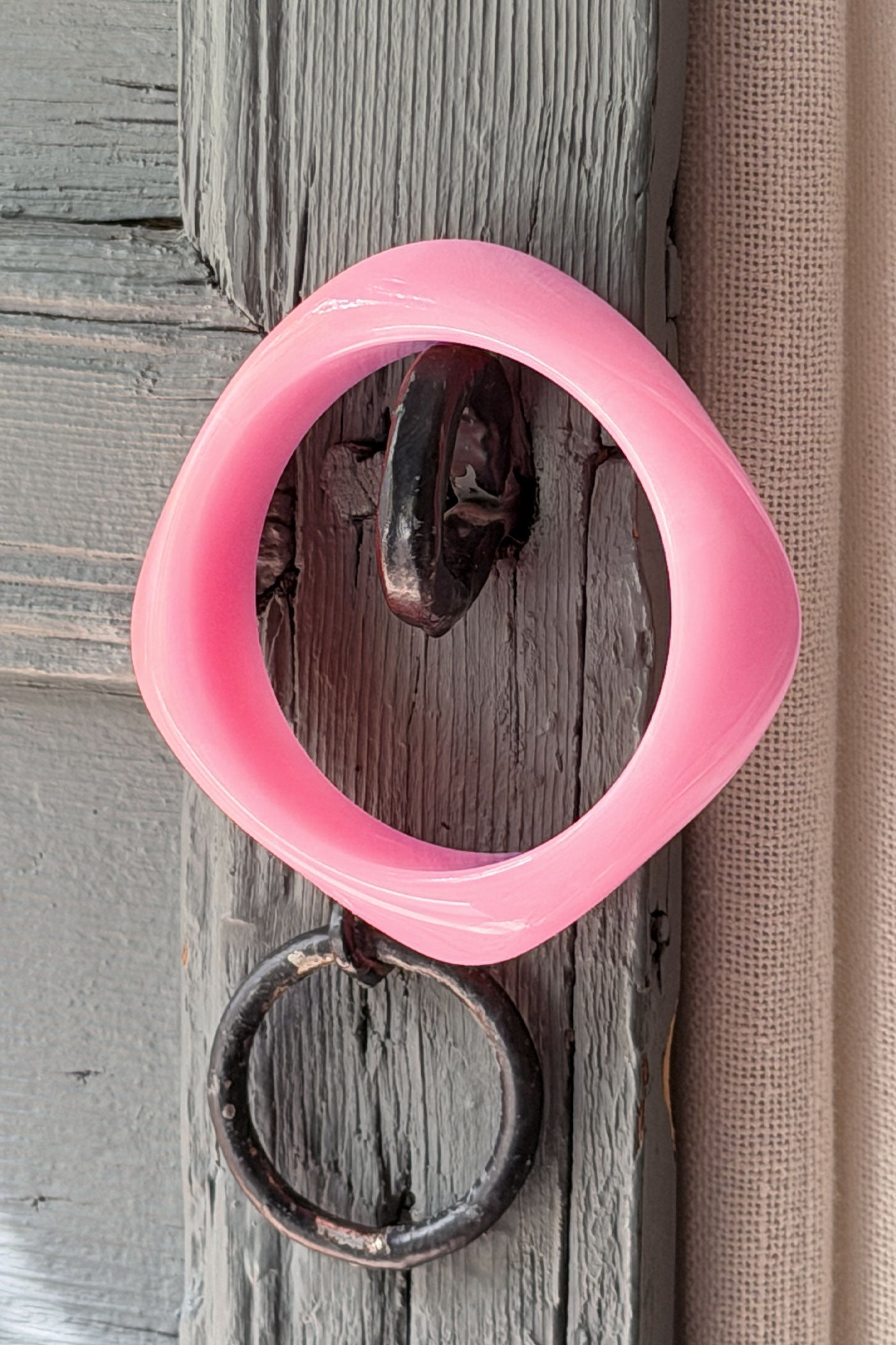 Bracelet jonc en résine marbré rose