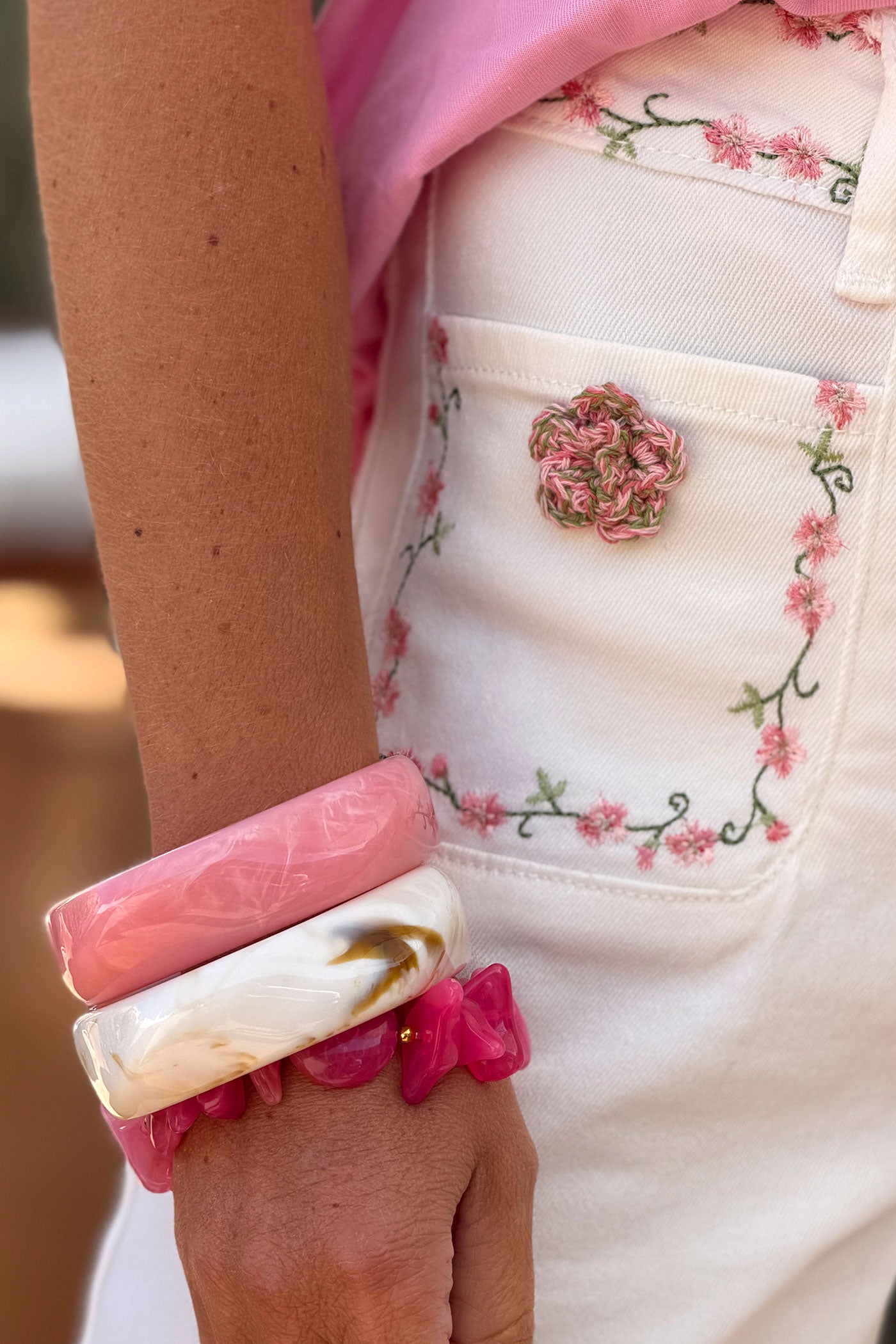 Bracelet jonc en résine marbré rose