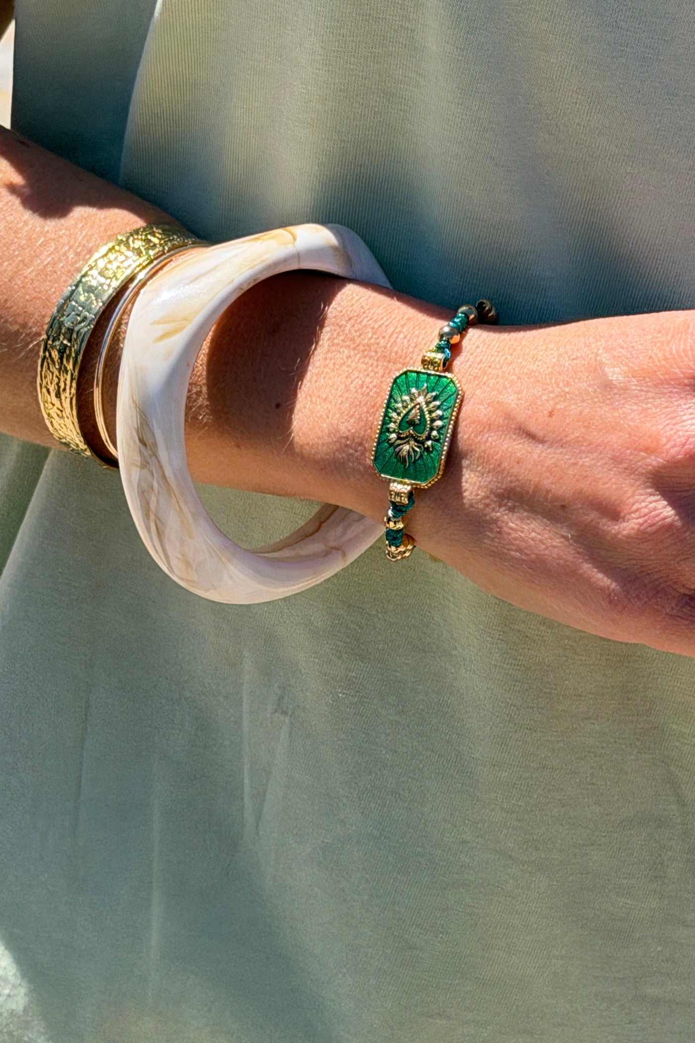 Bracelet lien brillant plaque verte avec cœur doré