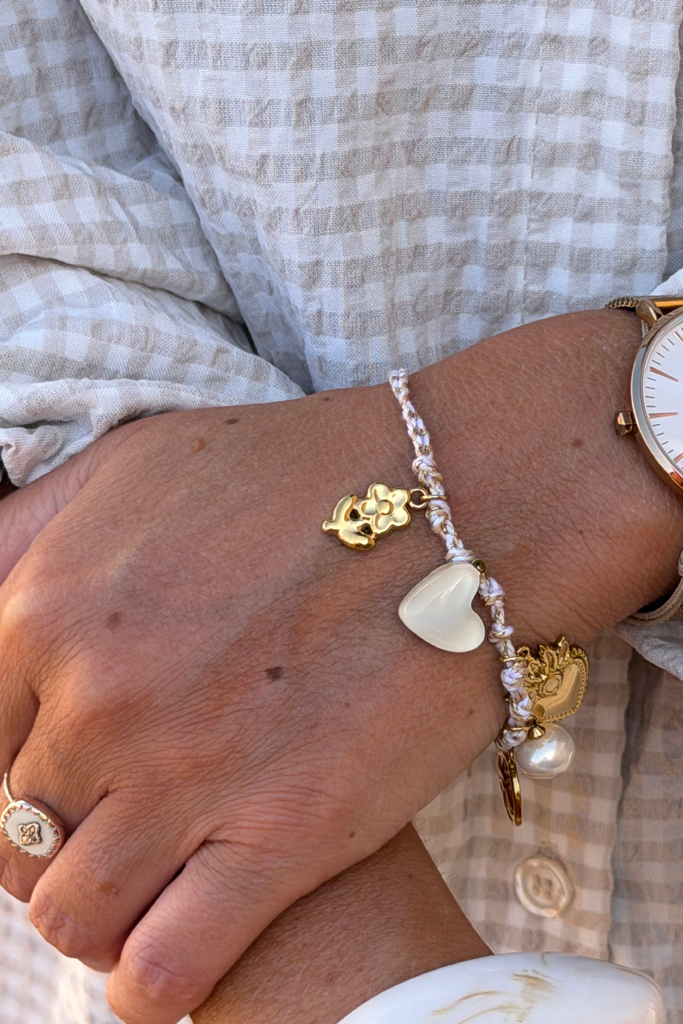 Bracelet lien torsade beige blanc et dore breloque abeille cœur fleur