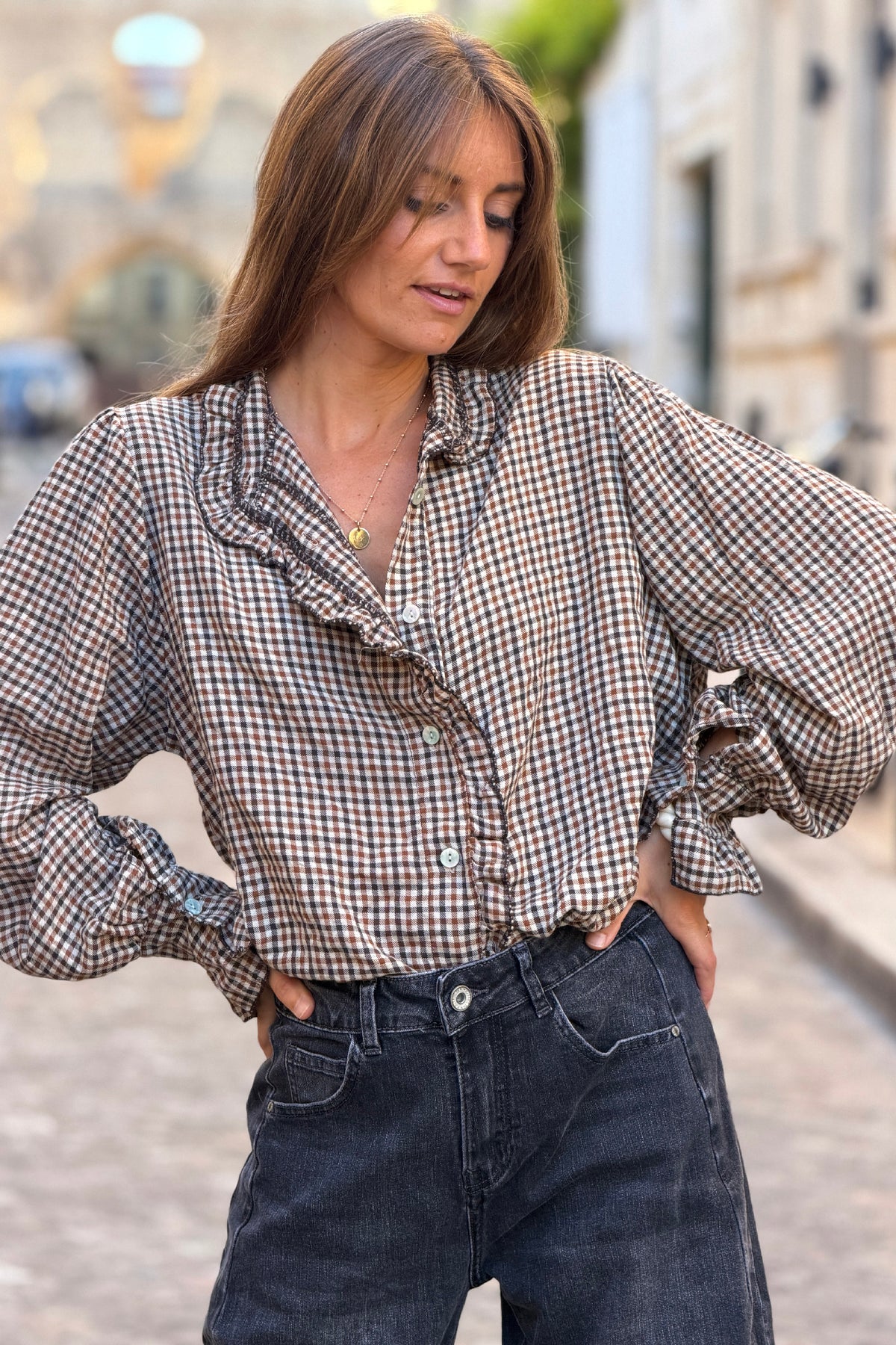 Chemise à petits carreaux marrons en flanelle détail volants froufrous col et manches