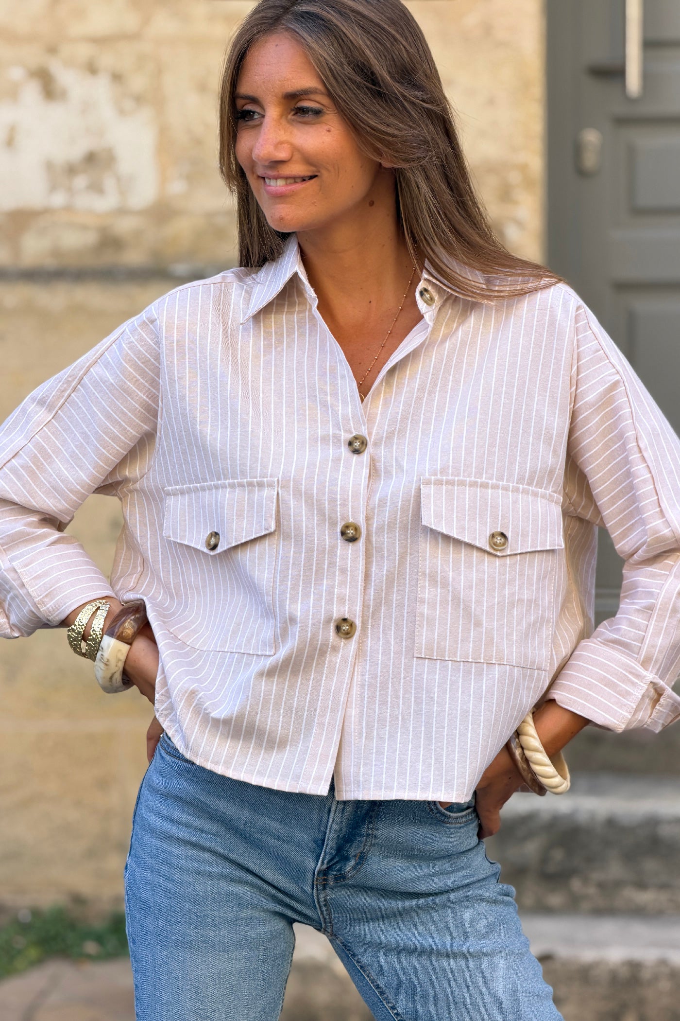 Chemise beige à rayures fines blanches boutons écaille et poches