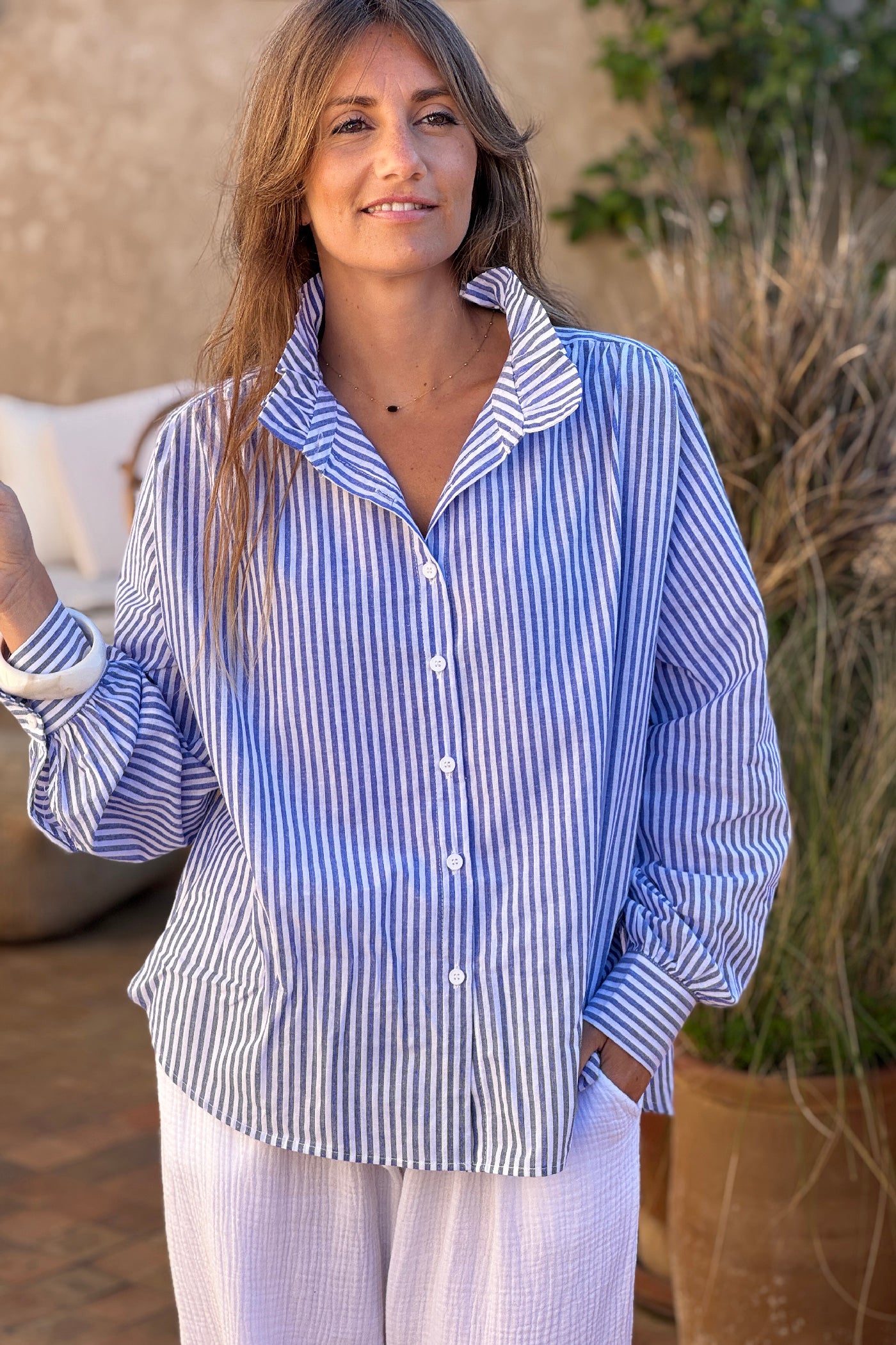 Chemise blanche en coton à rayures bleues col victorien montant