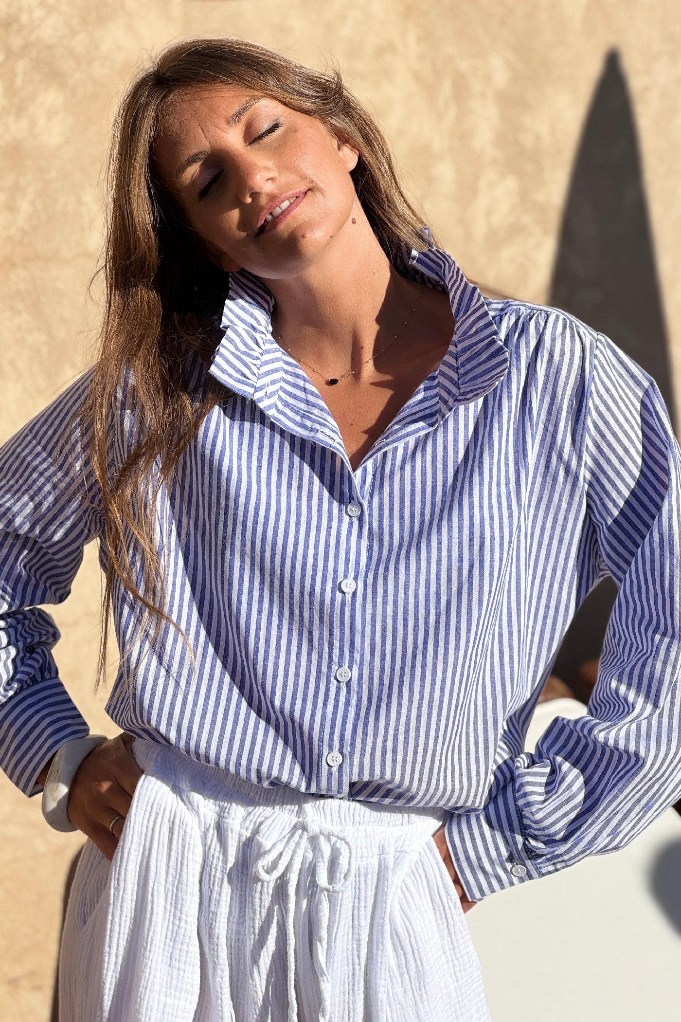 Chemise blanche en coton à rayures bleues col victorien montant