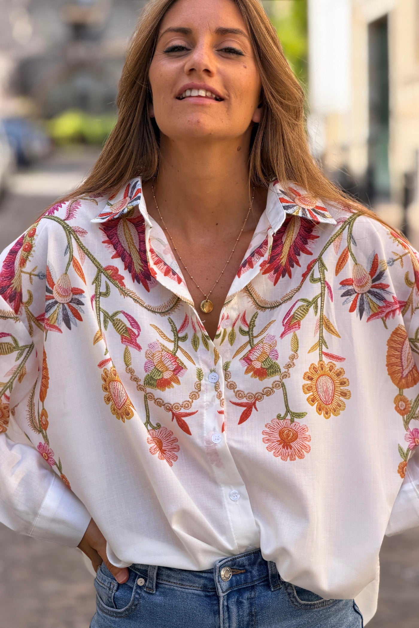 Chemise blanche imprimé effet broderie fleurs colorées
