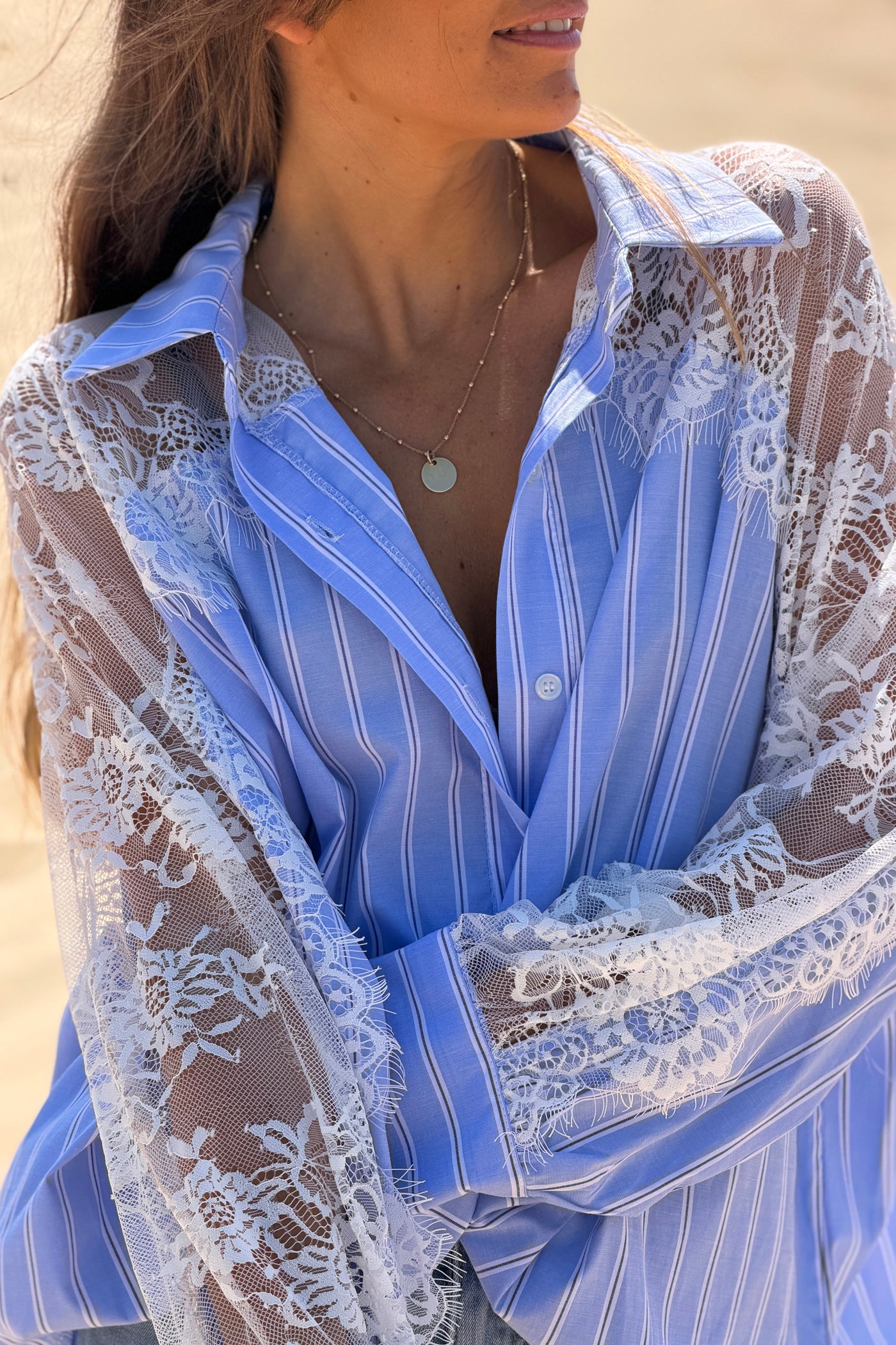 Chemise bleu à rayures détail dentelle sur les épaules et les bras