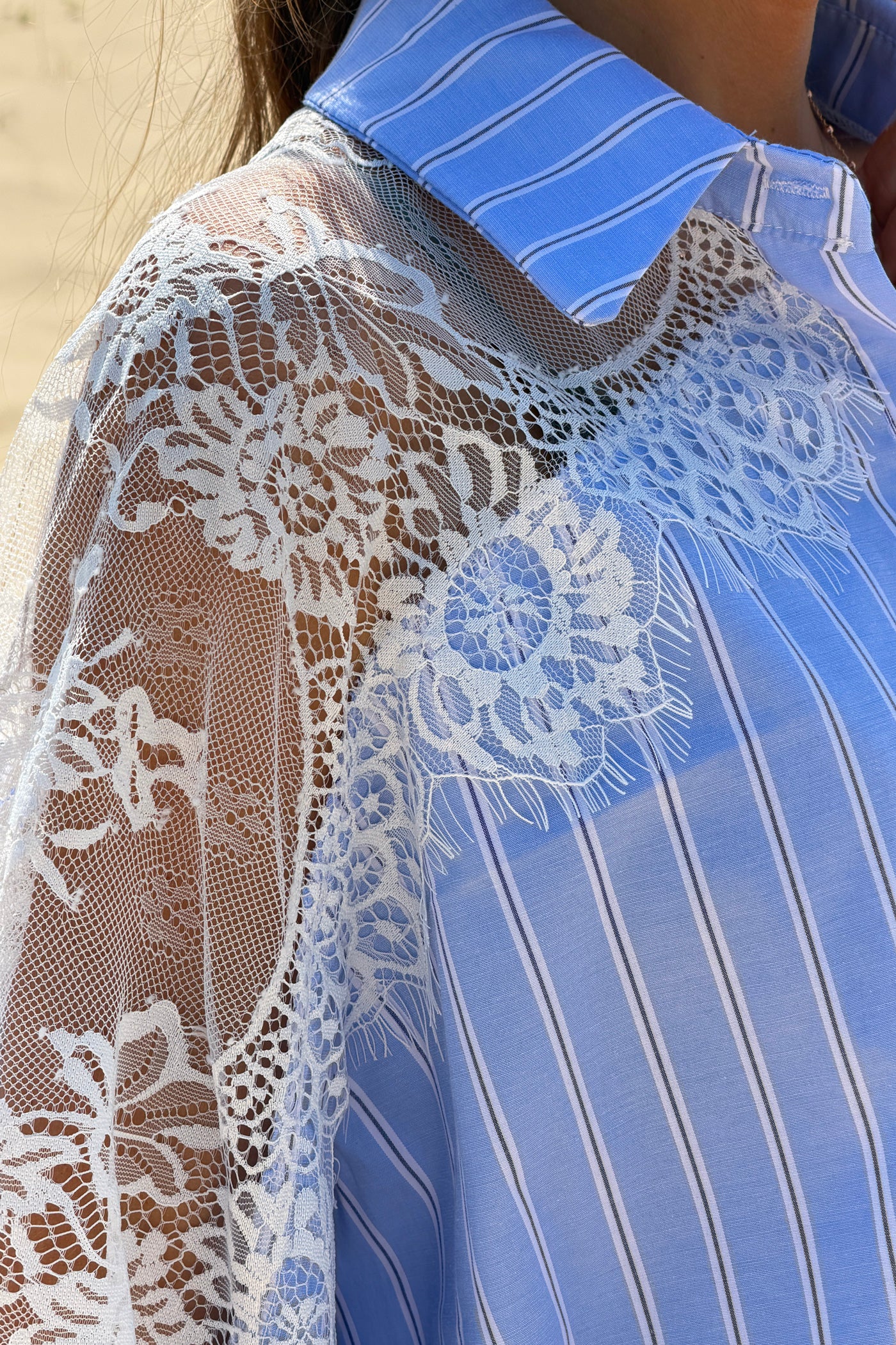 Chemise bleu à rayures détail dentelle sur les épaules et les bras