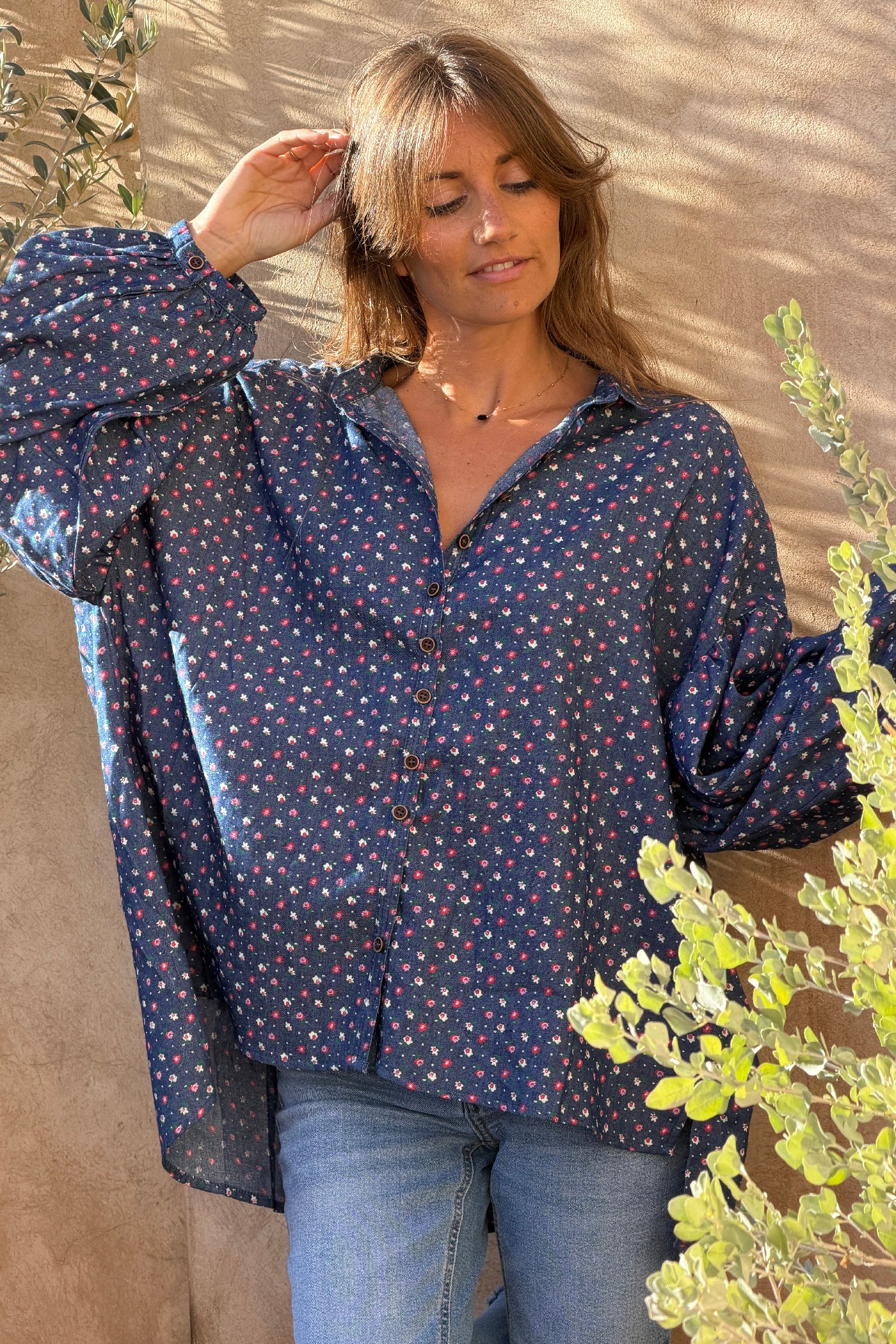 Chemise bleu effet denim motifs petites fleurs rouges et rose