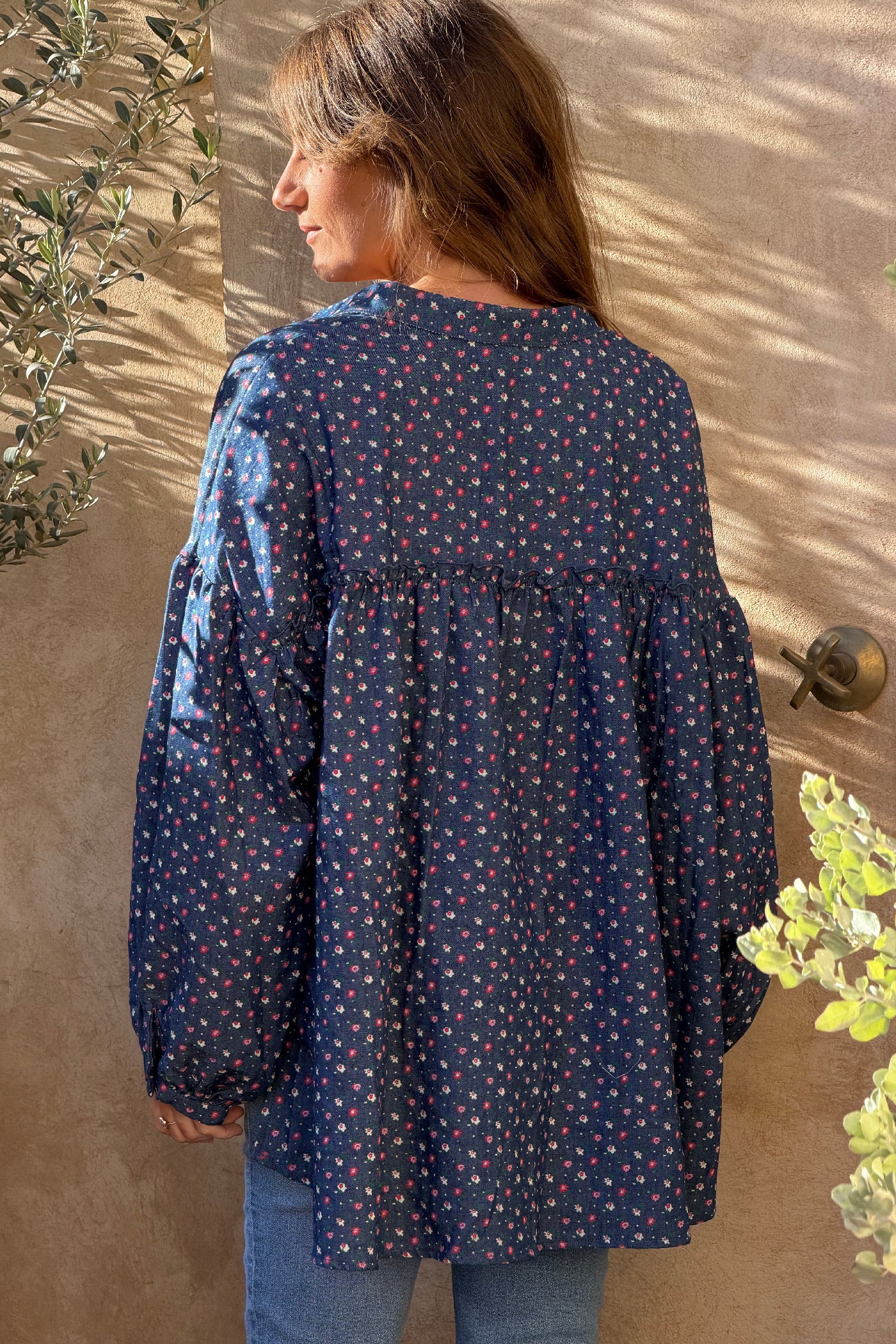 Chemise bleu effet denim motifs petites fleurs rouges et rose