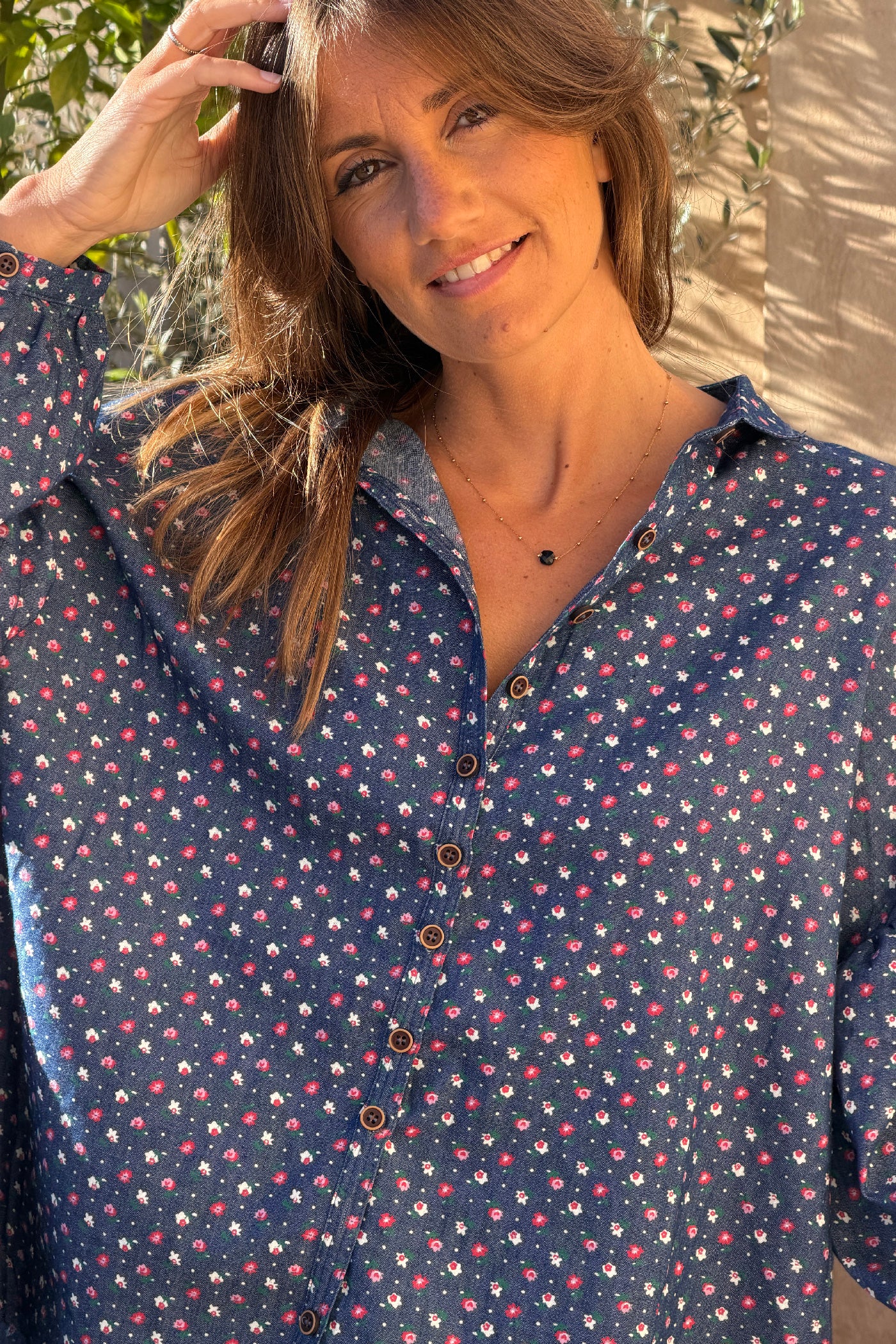 Chemise bleu effet denim motifs petites fleurs rouges et rose