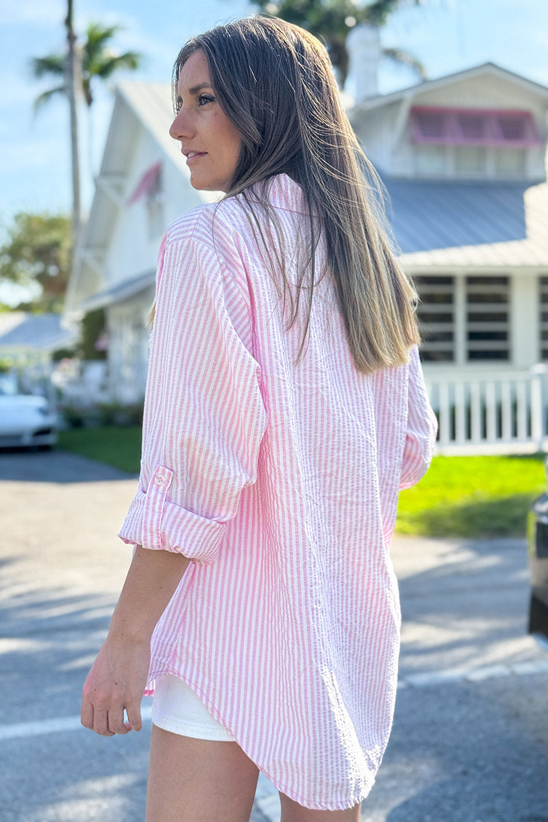 Chemise en coton léger seersuckers effet gaufré à rayures verticales rose pâle