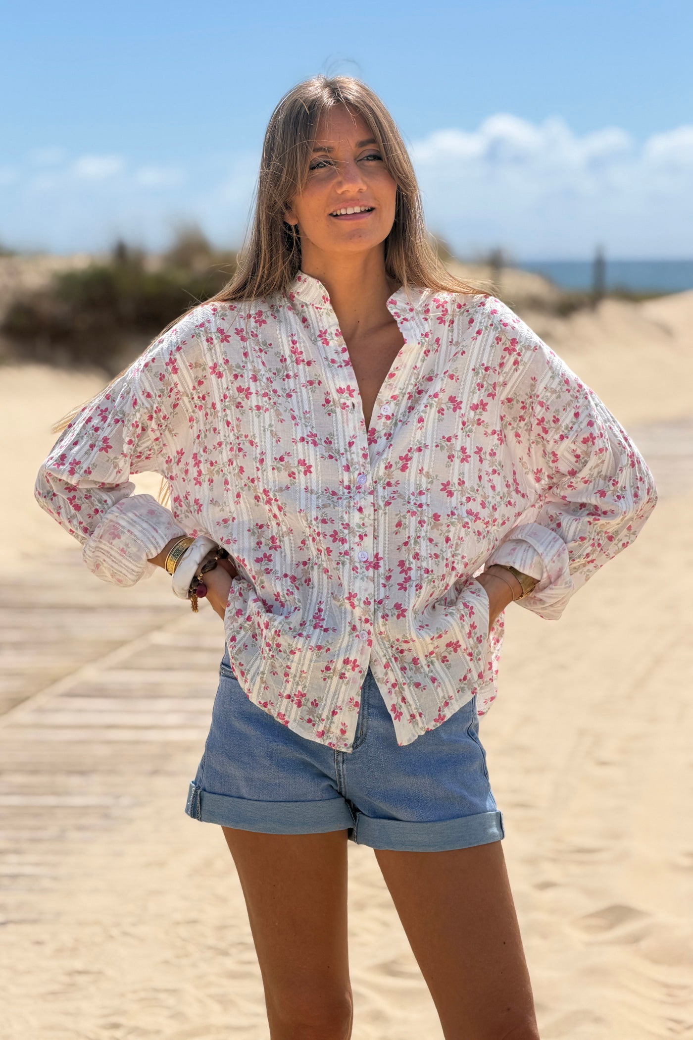 Chemise en coton motif petite fleurs fuchsia rayures broderie ajourée