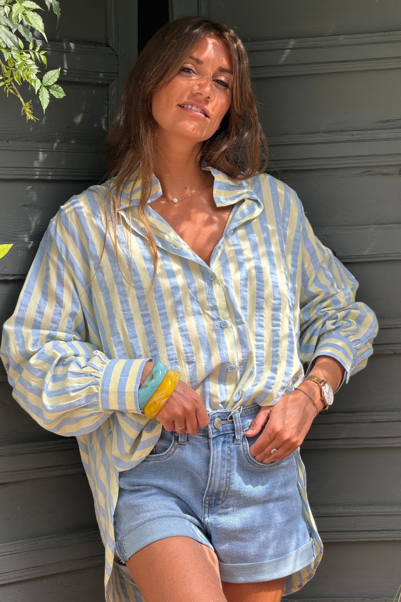 Chemise en coton rayures jaune pale et bleu col victorien montant