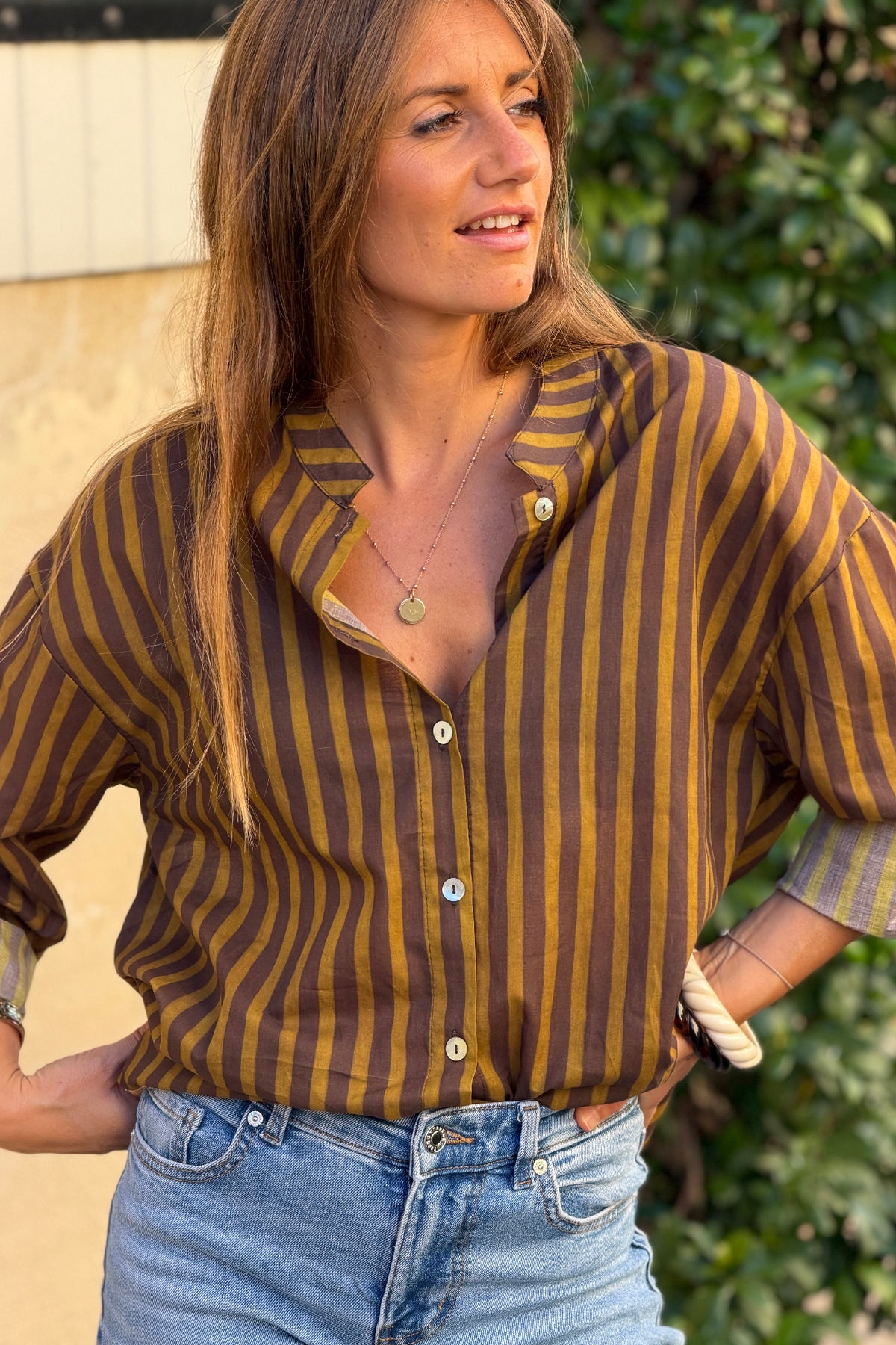 Chemise en coton sans col imprimé rayures olive et marron