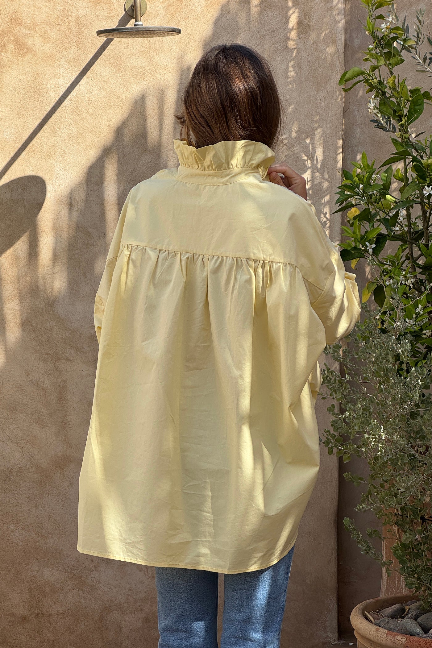 Chemise jaune pâle large col victorien montant