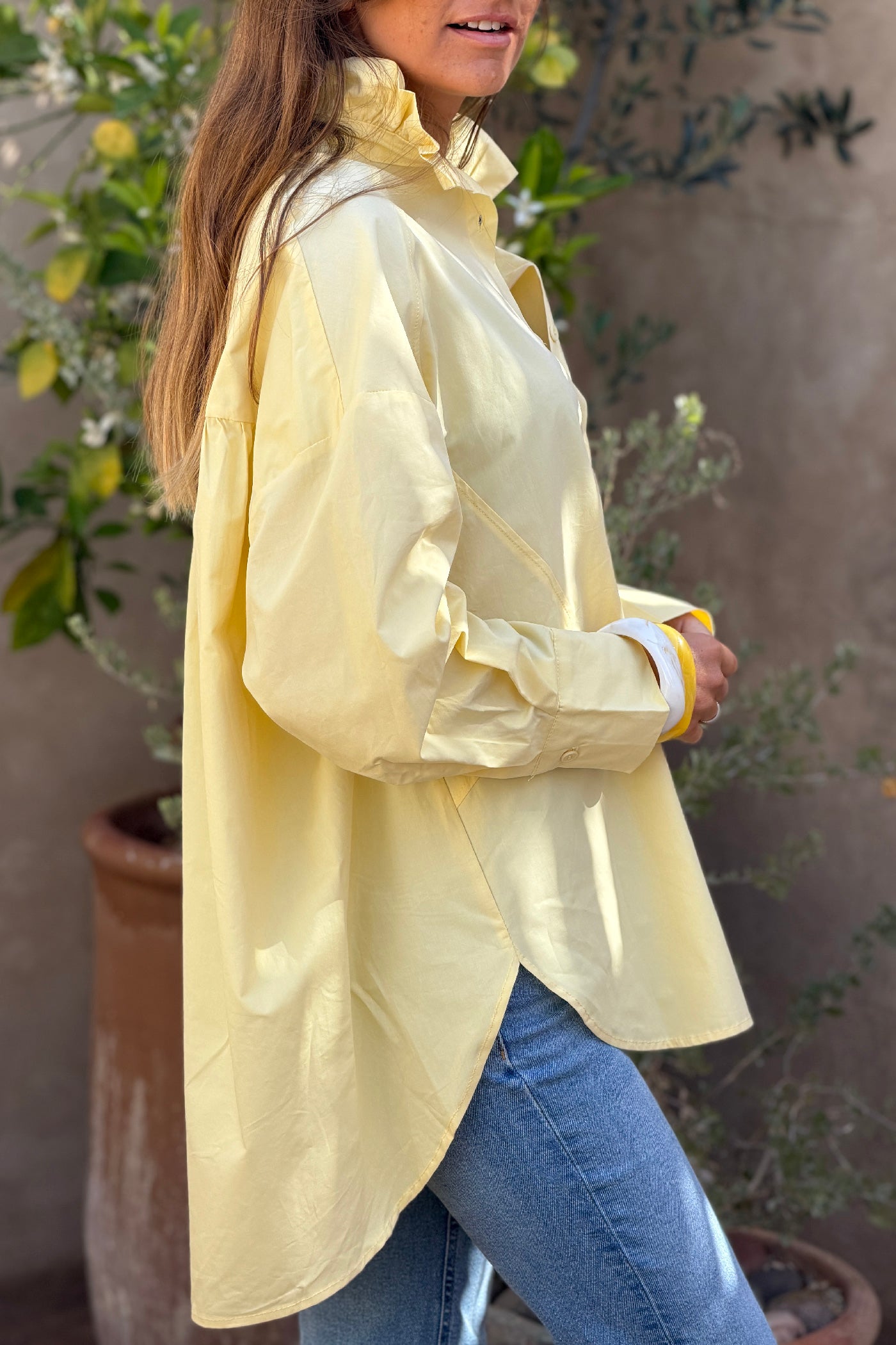 Chemise jaune pâle large col victorien montant