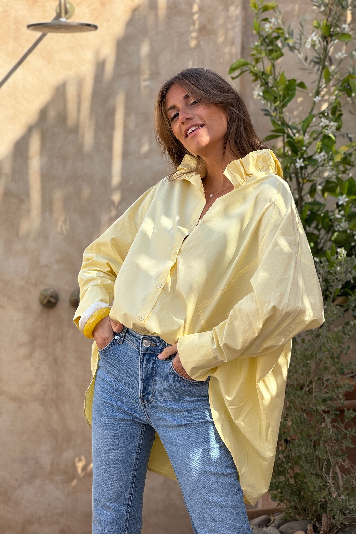 Chemise jaune pâle large col victorien montant
