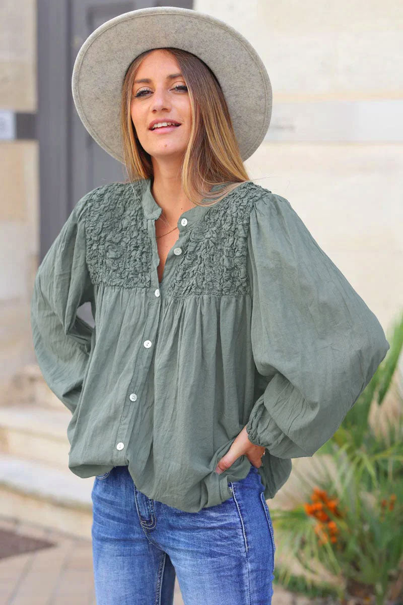 Camisa caqui claro con cuello fruncido y relieve efecto arrugado